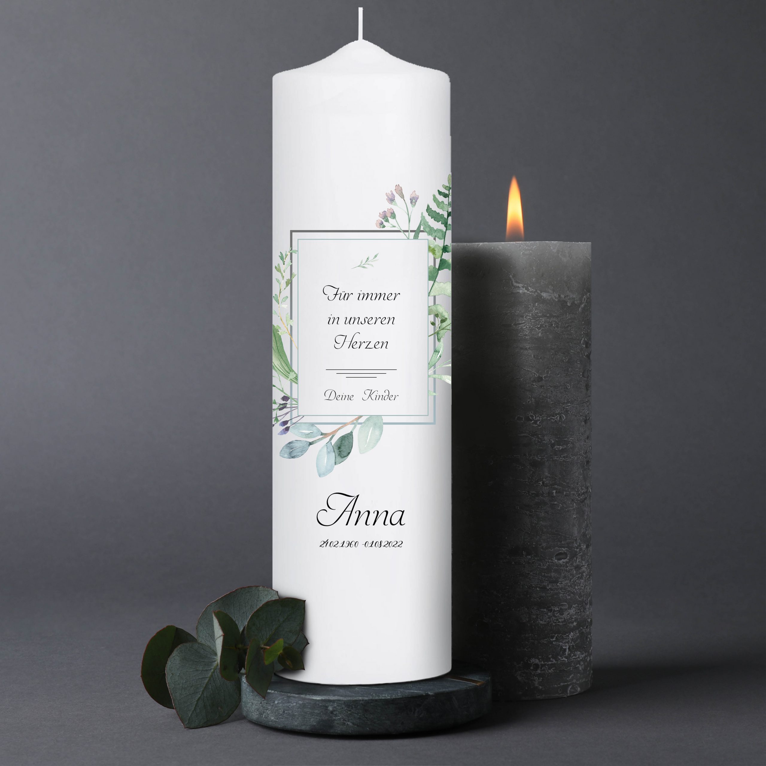 Auf dem Bild ist das Produkt: Trauerkerze Blätter mit Rahmen, personalisiert mit Namen Datum Trauerspruch zum Preis von €5.9 abgebildet.