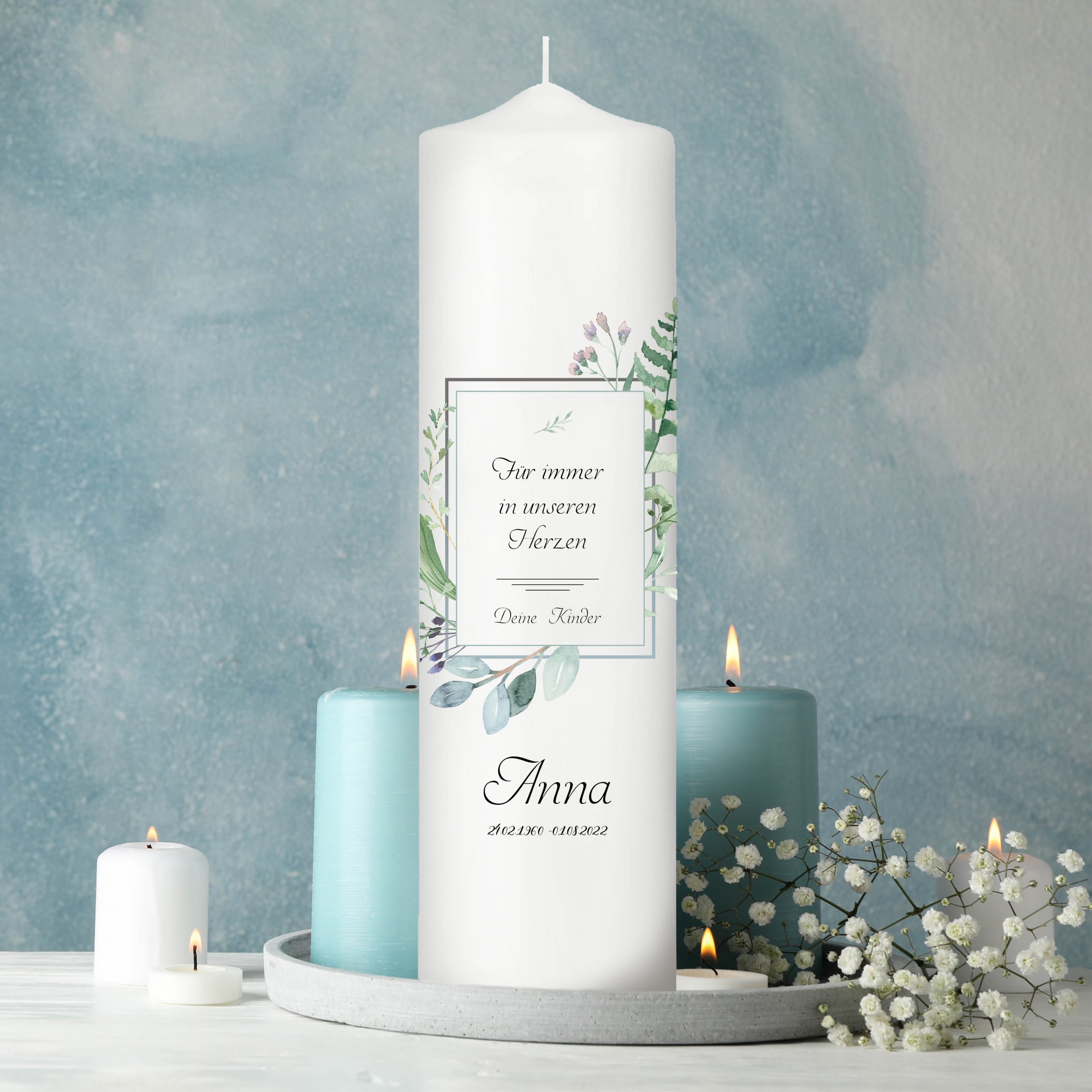 Auf dem Bild ist das Produkt: Trauerkerze Blätter mit Rahmen, personalisiert mit Namen Datum Trauerspruch zum Preis von €5.9 abgebildet.