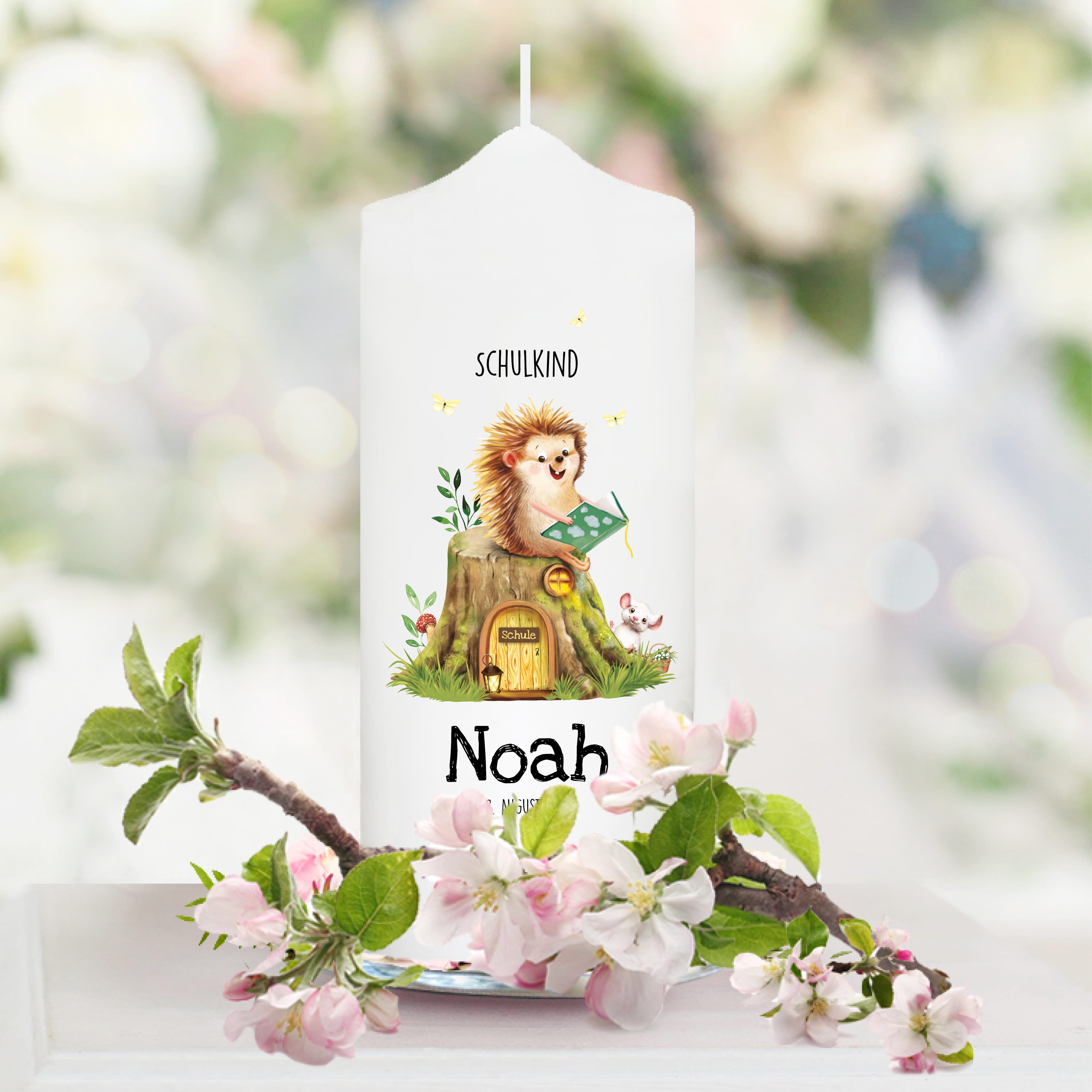 Auf dem Bild ist das Produkt: Kerze zur Einschulung mit Igel und Buch personalisiert mit Namen und Datum 1. Schultag Einschulungsgeschenk individualisierbar zum Preis von €5.9 abgebildet.