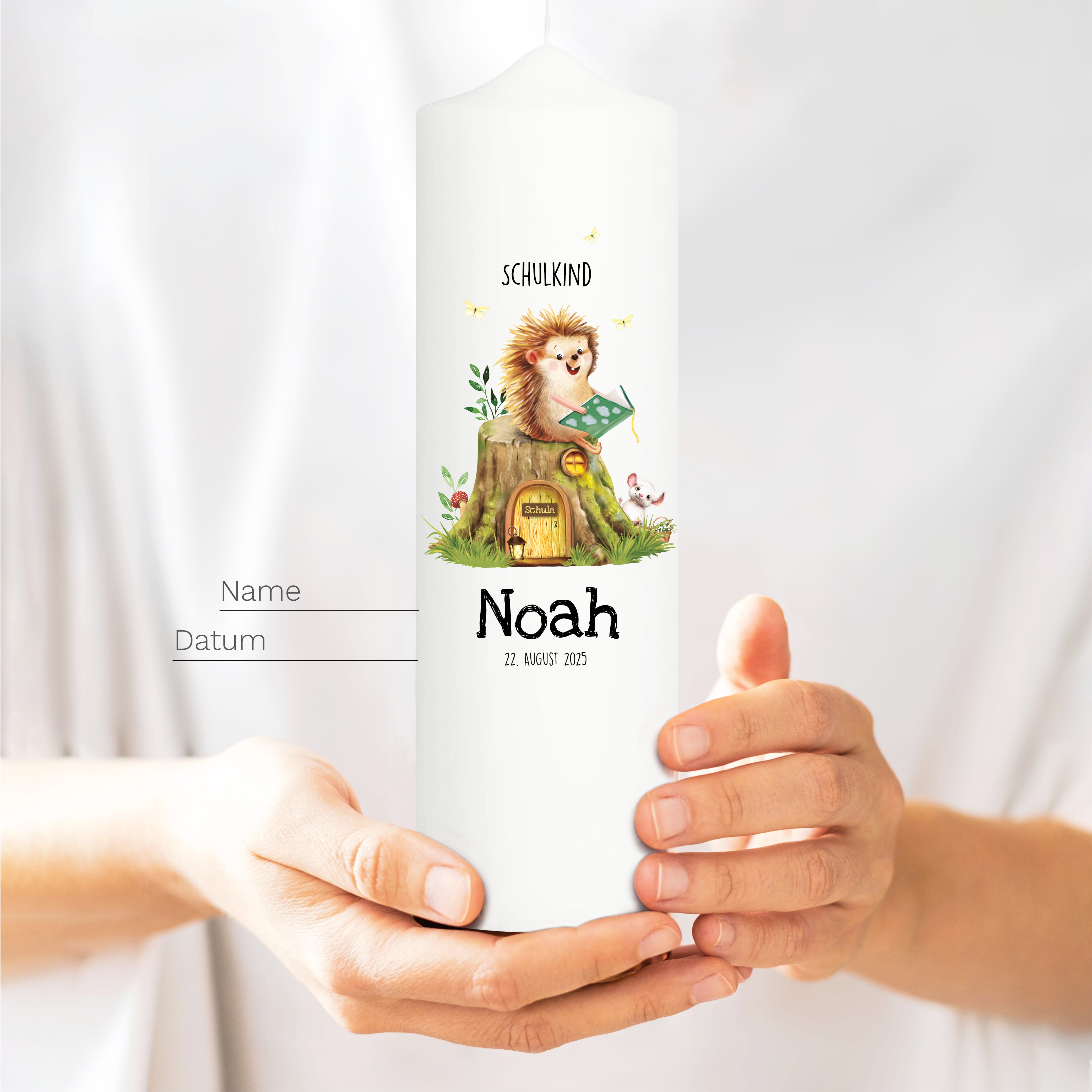 Auf dem Bild ist das Produkt: Kerze zur Einschulung mit Igel und Buch personalisiert mit Namen und Datum 1. Schultag Einschulungsgeschenk individualisierbar zum Preis von €5.9 abgebildet.
