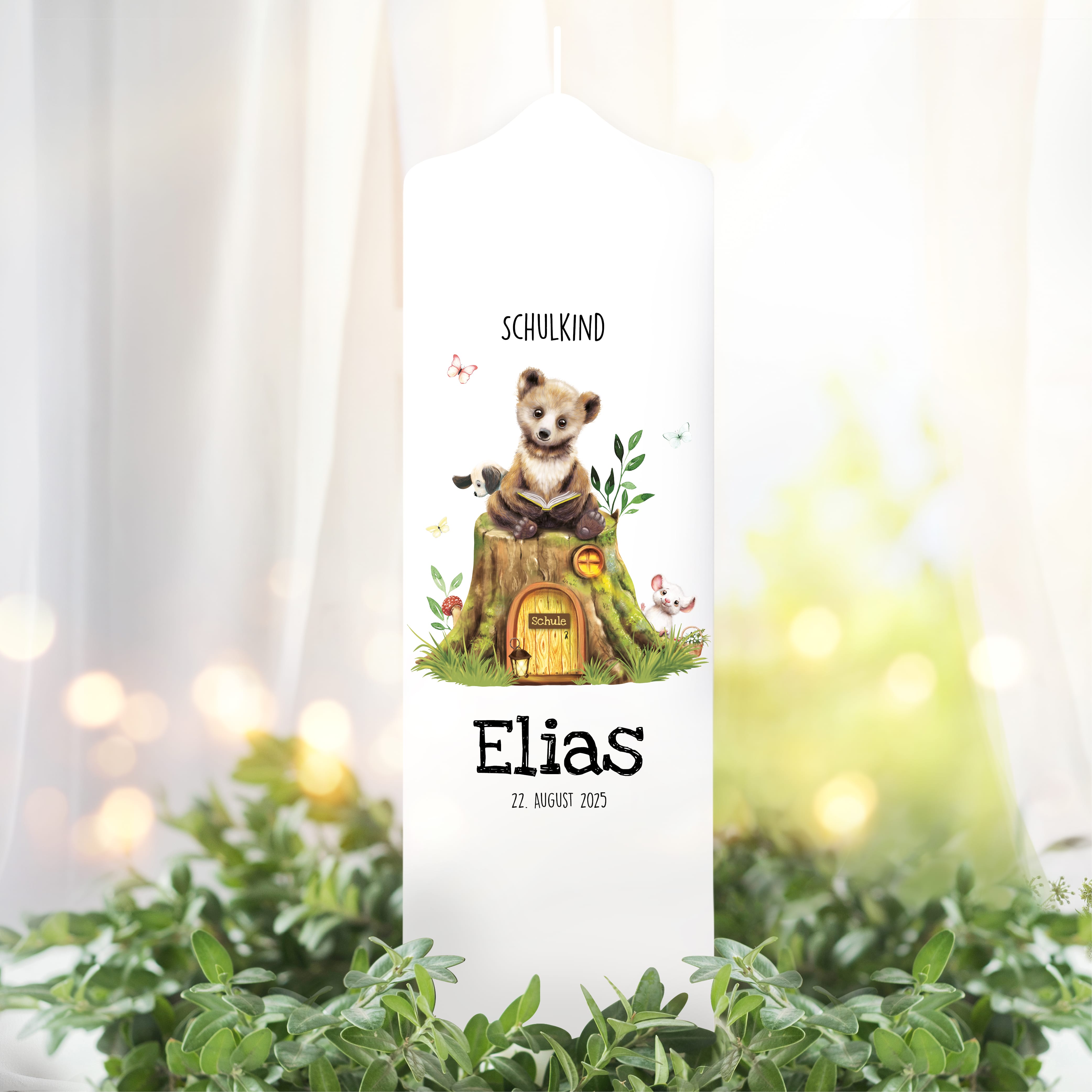 Auf dem Bild ist das Produkt: Kerze zur Einschulung mit Bär und Buch personalisiert mit Namen und Datum des Schulbeginns individualisierbares Einschulungsgeschenk zum Preis von €5.9 abgebildet.