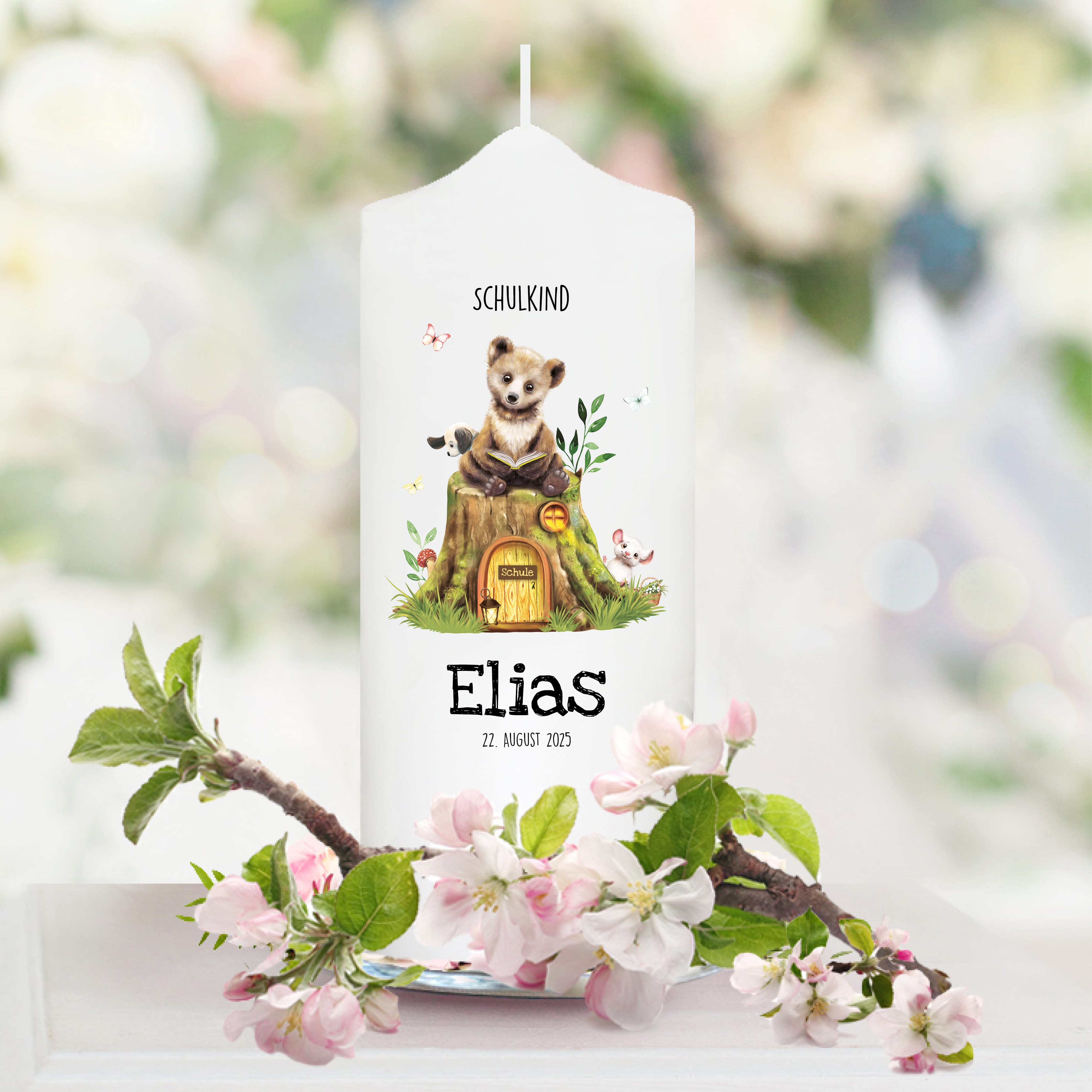 Auf dem Bild ist das Produkt: Kerze zur Einschulung mit Bär und Buch personalisiert mit Namen und Datum des Schulbeginns individualisierbares Einschulungsgeschenk zum Preis von €5.9 abgebildet.