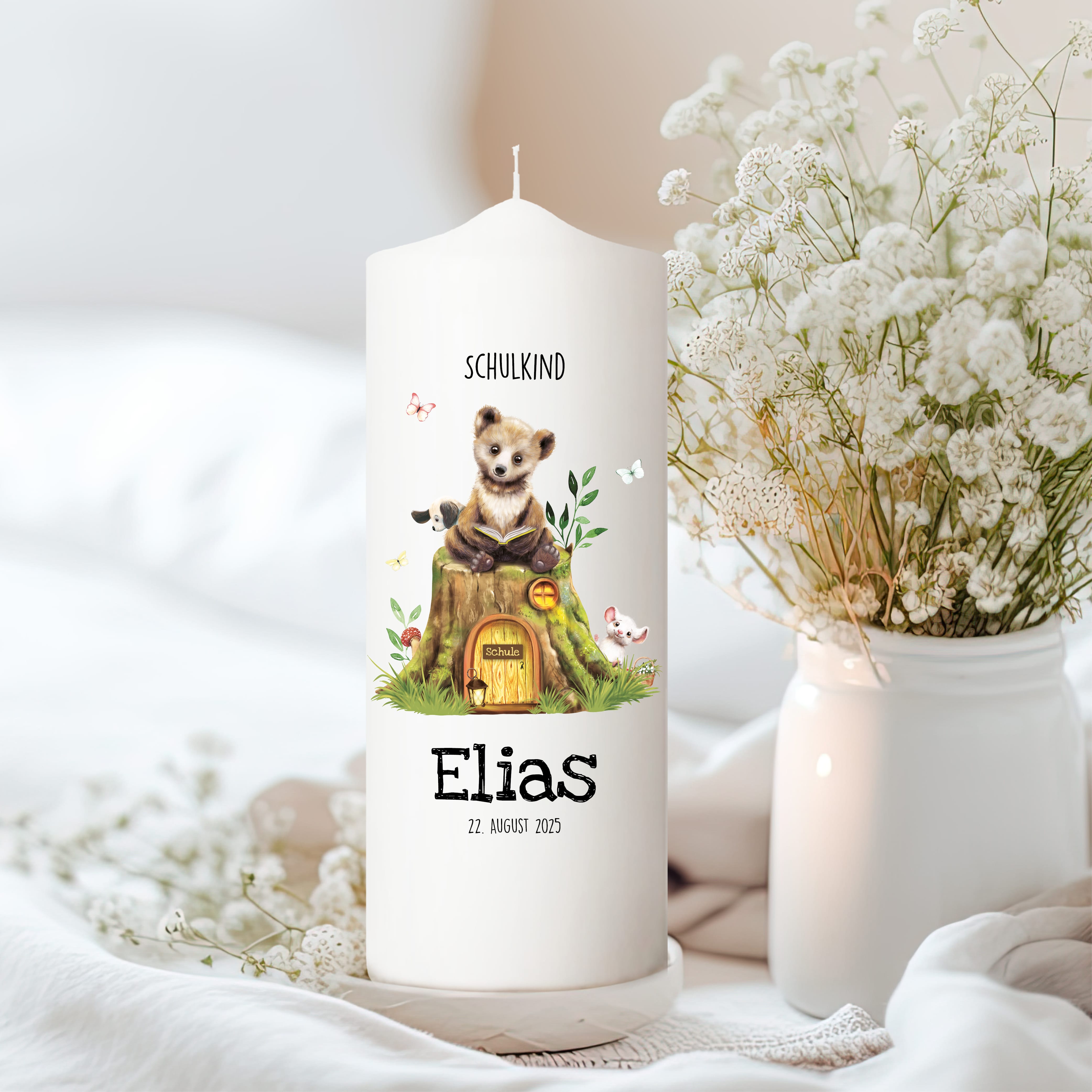 Auf dem Bild ist das Produkt: Kerze zur Einschulung mit Bär und Buch personalisiert mit Namen und Datum des Schulbeginns individualisierbares Einschulungsgeschenk zum Preis von €5.9 abgebildet.