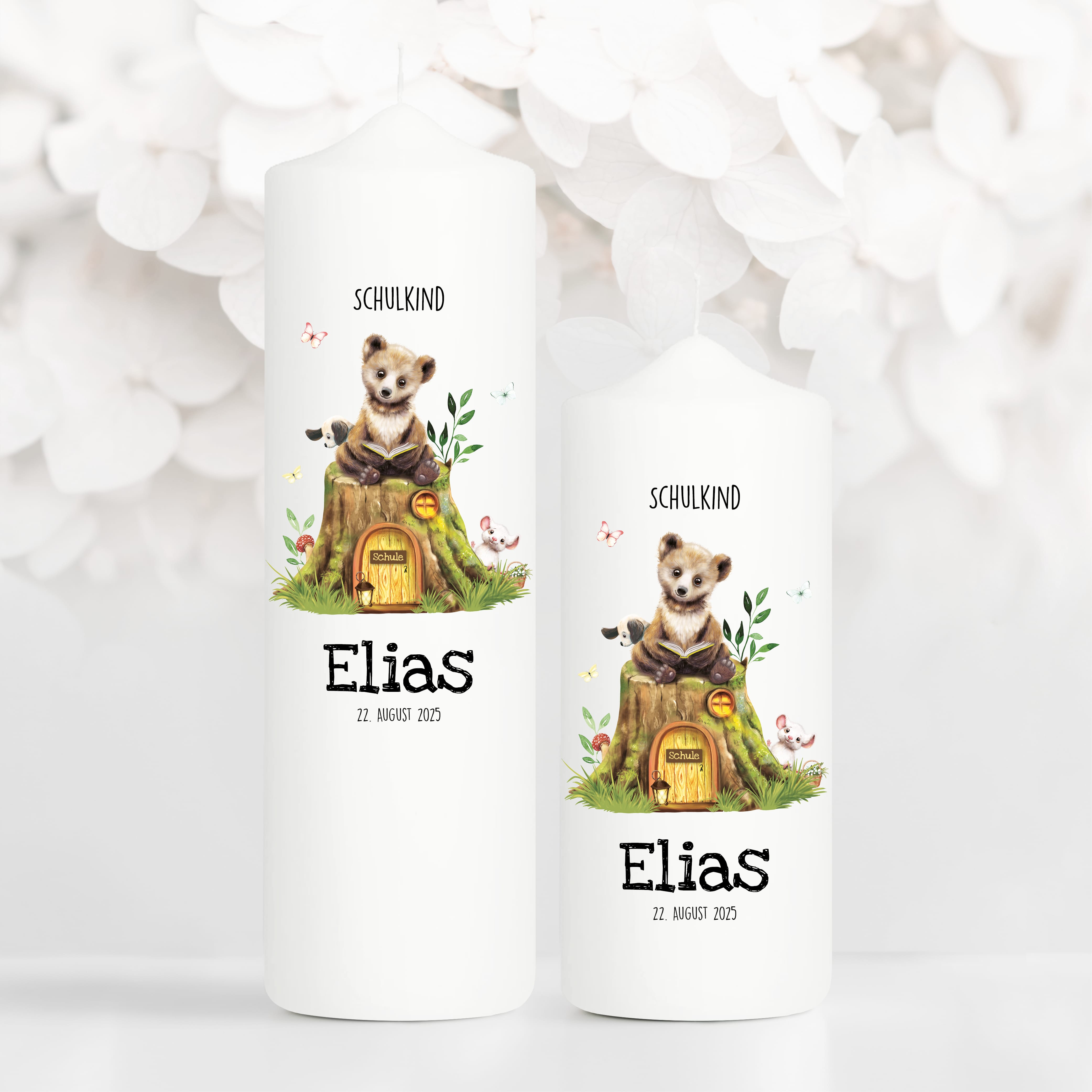 Auf dem Bild ist das Produkt: Kerze zur Einschulung mit Bär und Buch personalisiert mit Namen und Datum des Schulbeginns individualisierbares Einschulungsgeschenk zum Preis von €5.9 abgebildet.