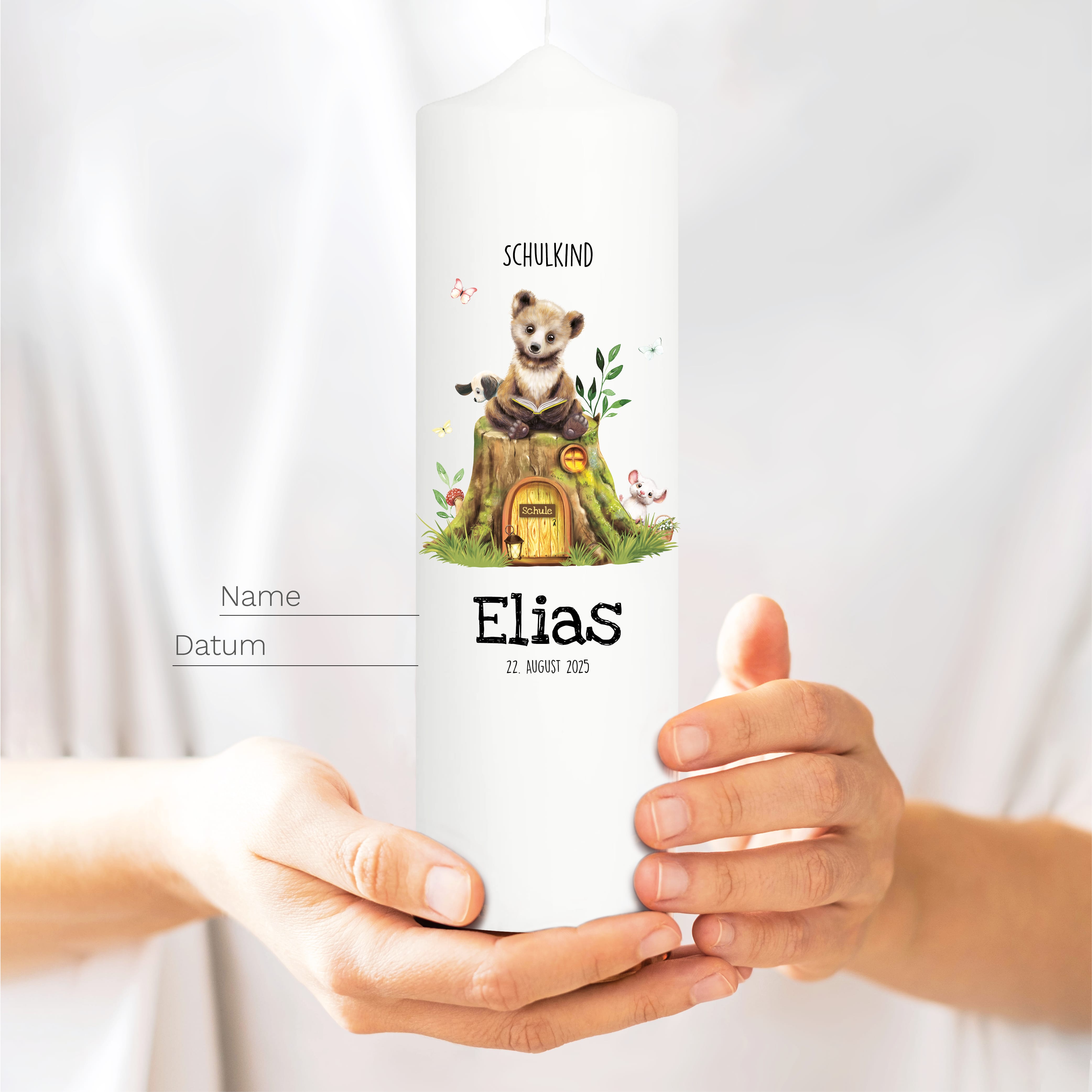 Auf dem Bild ist das Produkt: Kerze zur Einschulung mit Bär und Buch personalisiert mit Namen und Datum des Schulbeginns individualisierbares Einschulungsgeschenk zum Preis von €5.9 abgebildet.