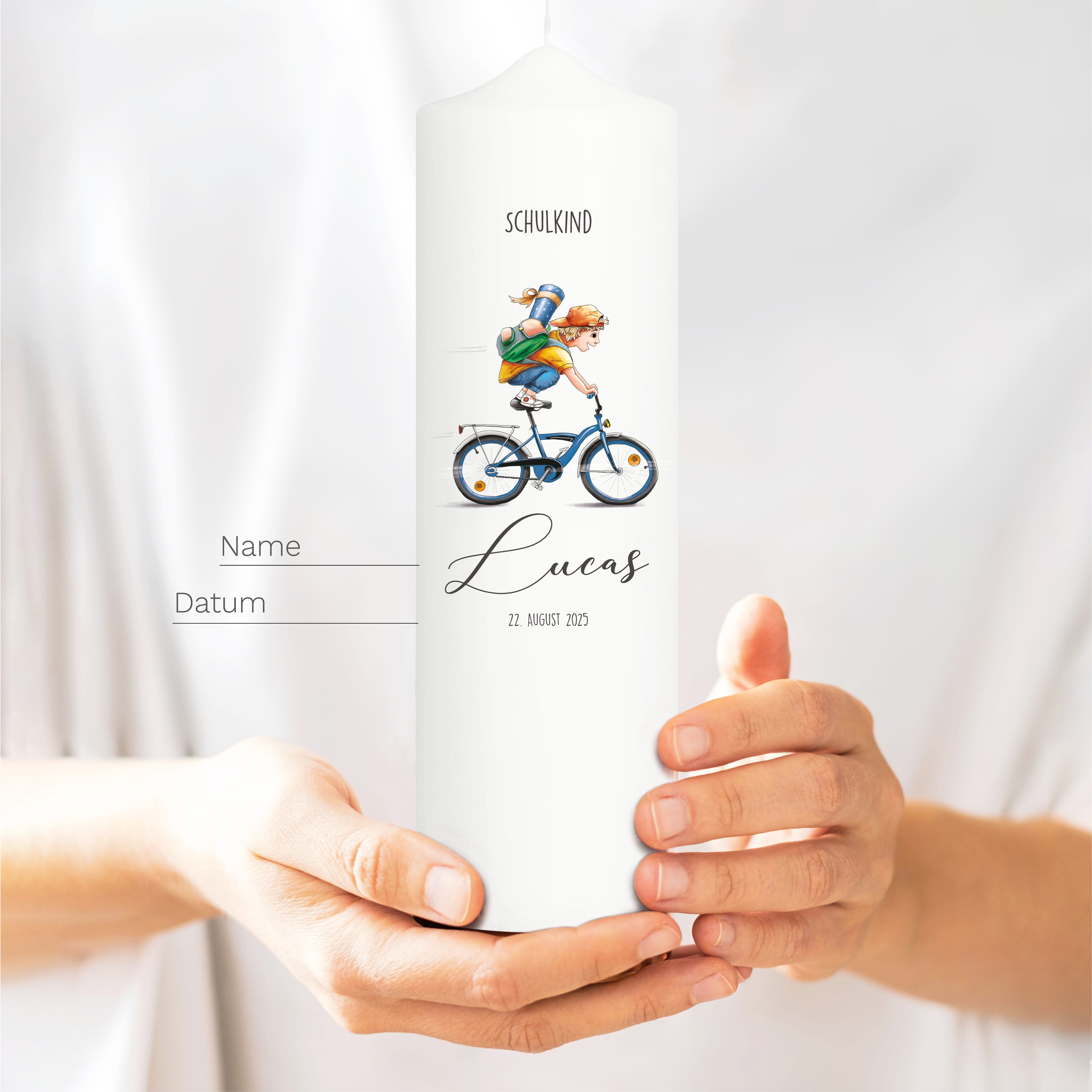 Auf dem Bild ist das Produkt: Geschenk zur Einschulung Kerze Junge auf Fahrrad personalisiert mit Namen und Datum anpassbares Einschulungsgeschenk Jungen zum Preis von €6.4 abgebildet.