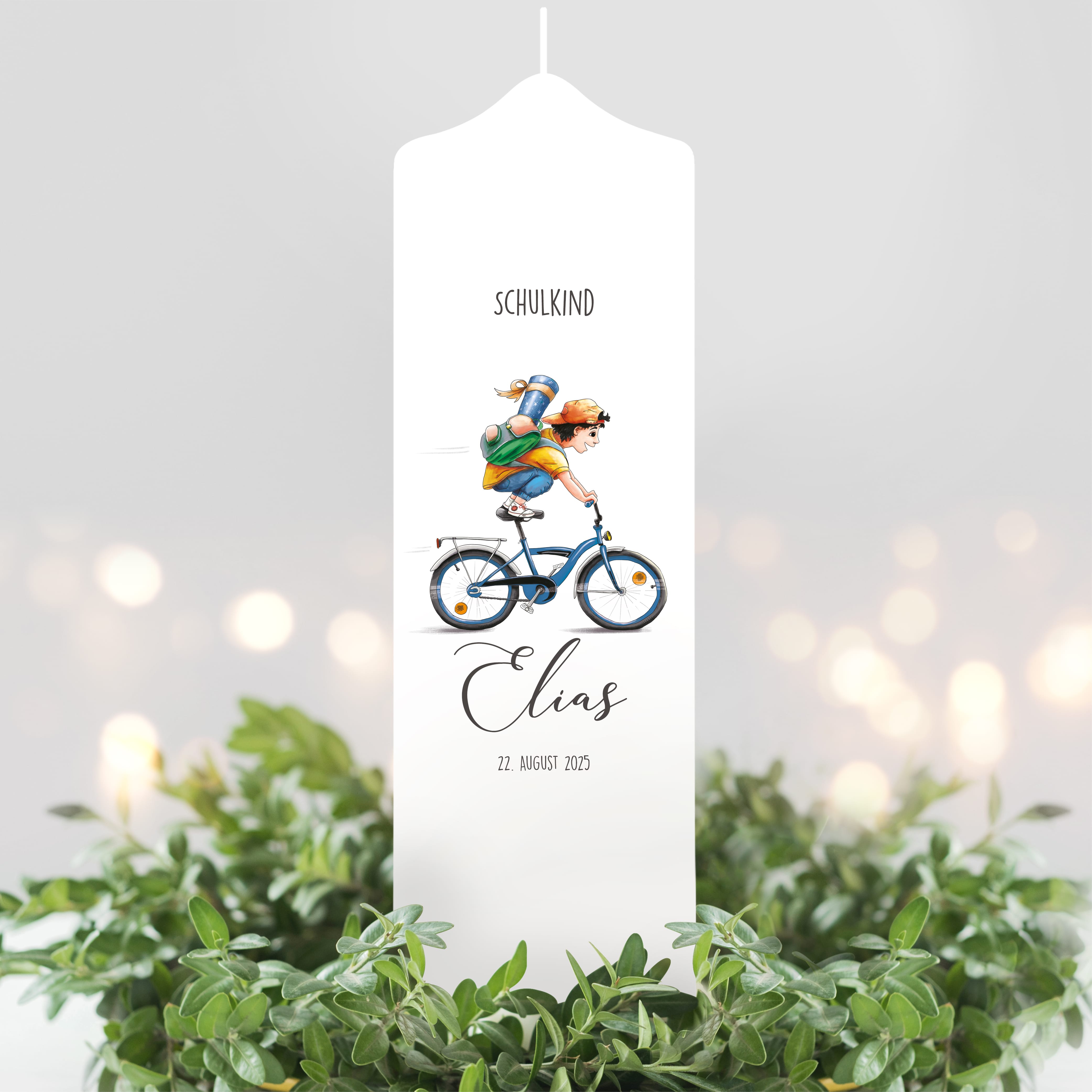 Auf dem Bild ist das Produkt: Geschenk zur Einschulung Kerze Junge auf Fahrrad personalisiert mit Namen und Datum anpassbares Einschulungsgeschenk Jungen zum Preis von €6.4 abgebildet.