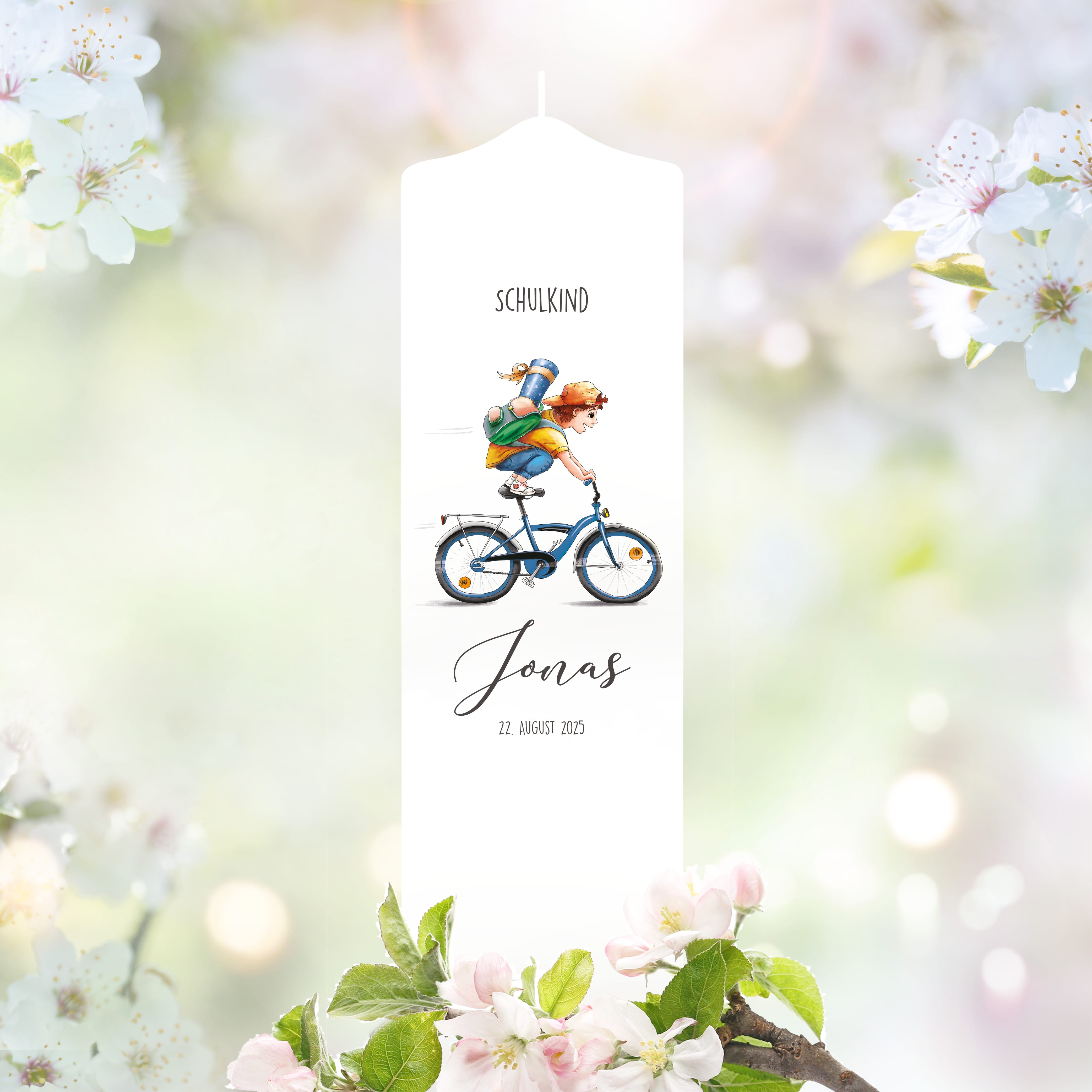 Auf dem Bild ist das Produkt: Geschenk zur Einschulung Kerze Junge auf Fahrrad personalisiert mit Namen und Datum anpassbares Einschulungsgeschenk Jungen zum Preis von €6.4 abgebildet.