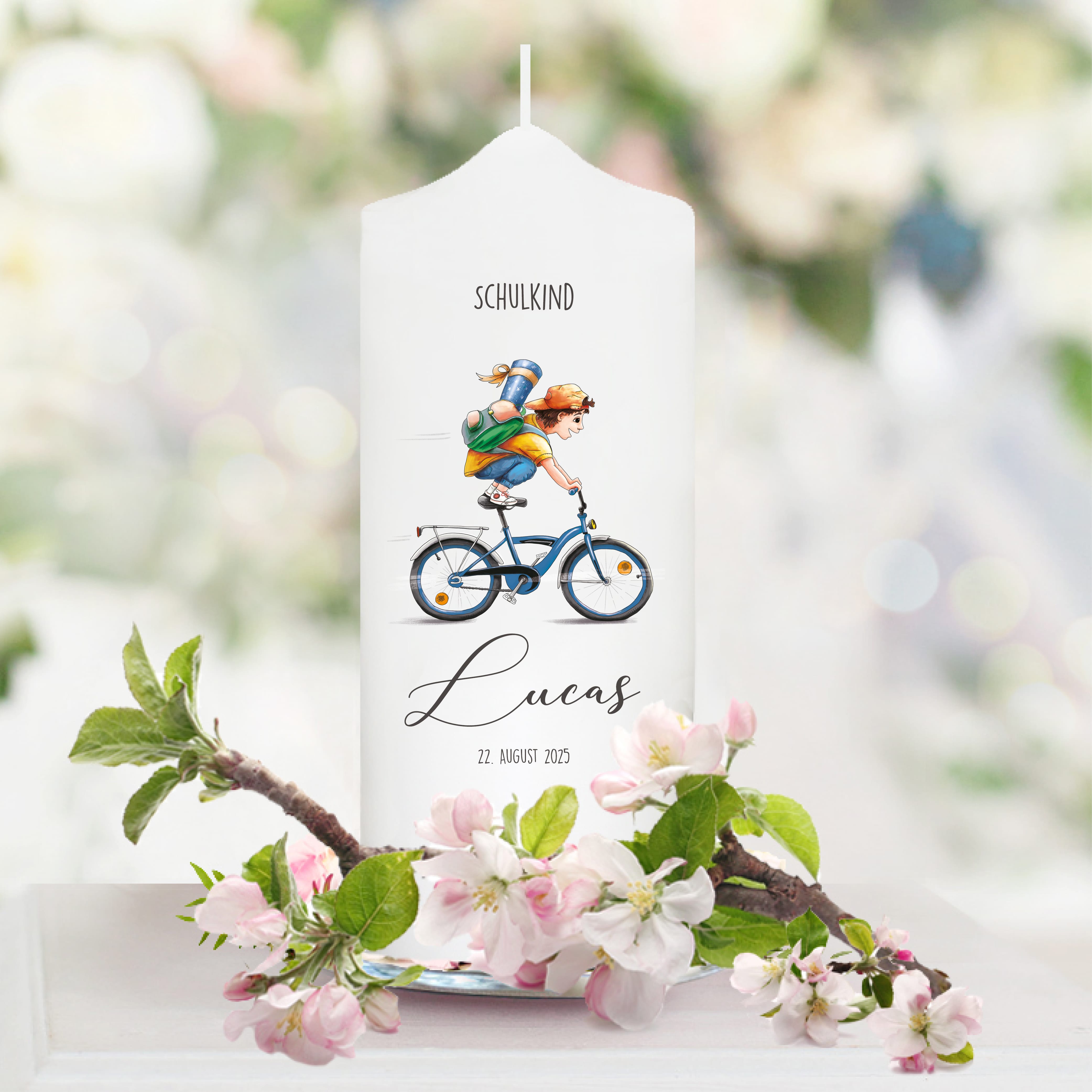 Auf dem Bild ist das Produkt: Geschenk zur Einschulung Kerze Junge auf Fahrrad personalisiert mit Namen und Datum anpassbares Einschulungsgeschenk Jungen zum Preis von €6.4 abgebildet.