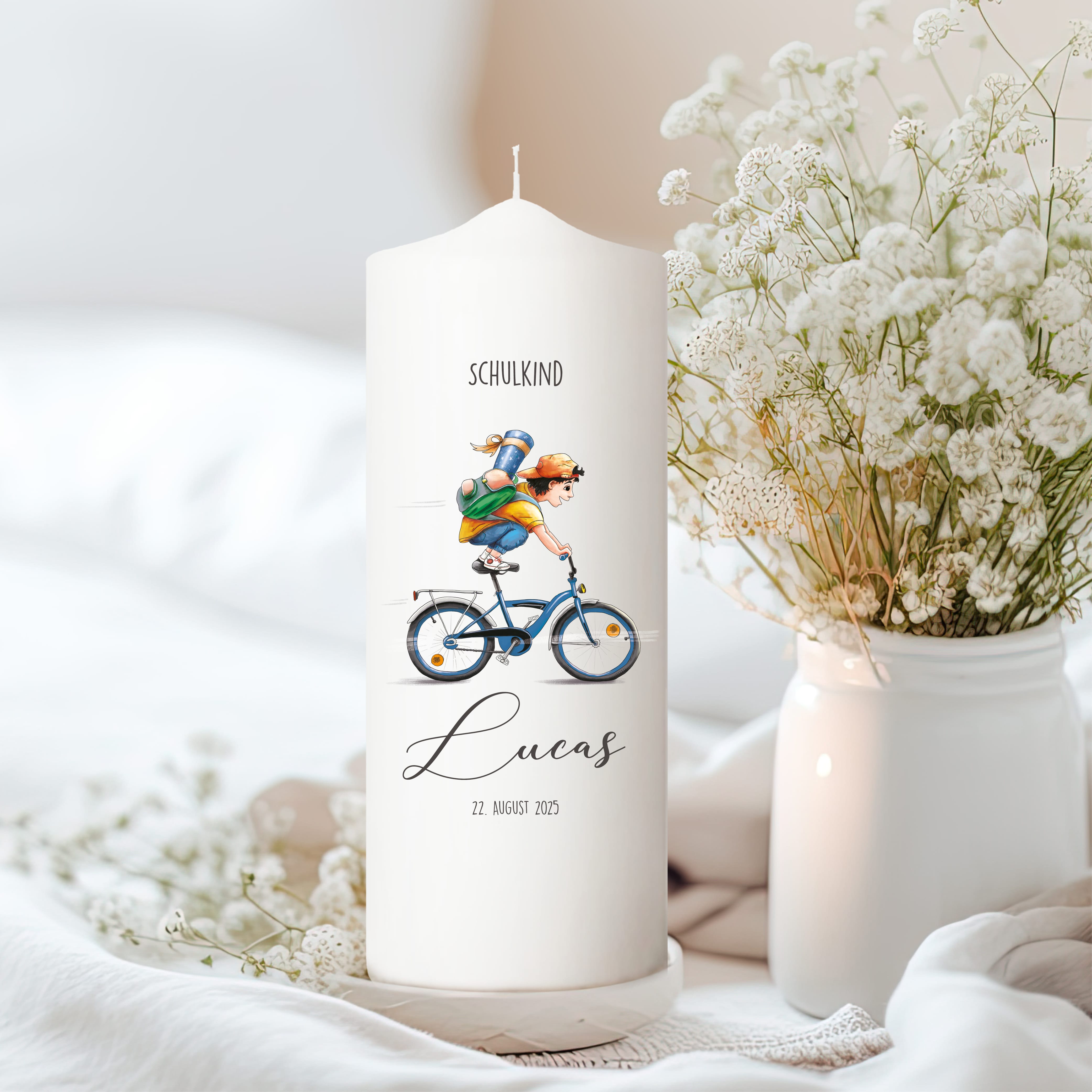 Auf dem Bild ist das Produkt: Geschenk zur Einschulung Kerze Junge auf Fahrrad personalisiert mit Namen und Datum anpassbares Einschulungsgeschenk Jungen zum Preis von €6.4 abgebildet.