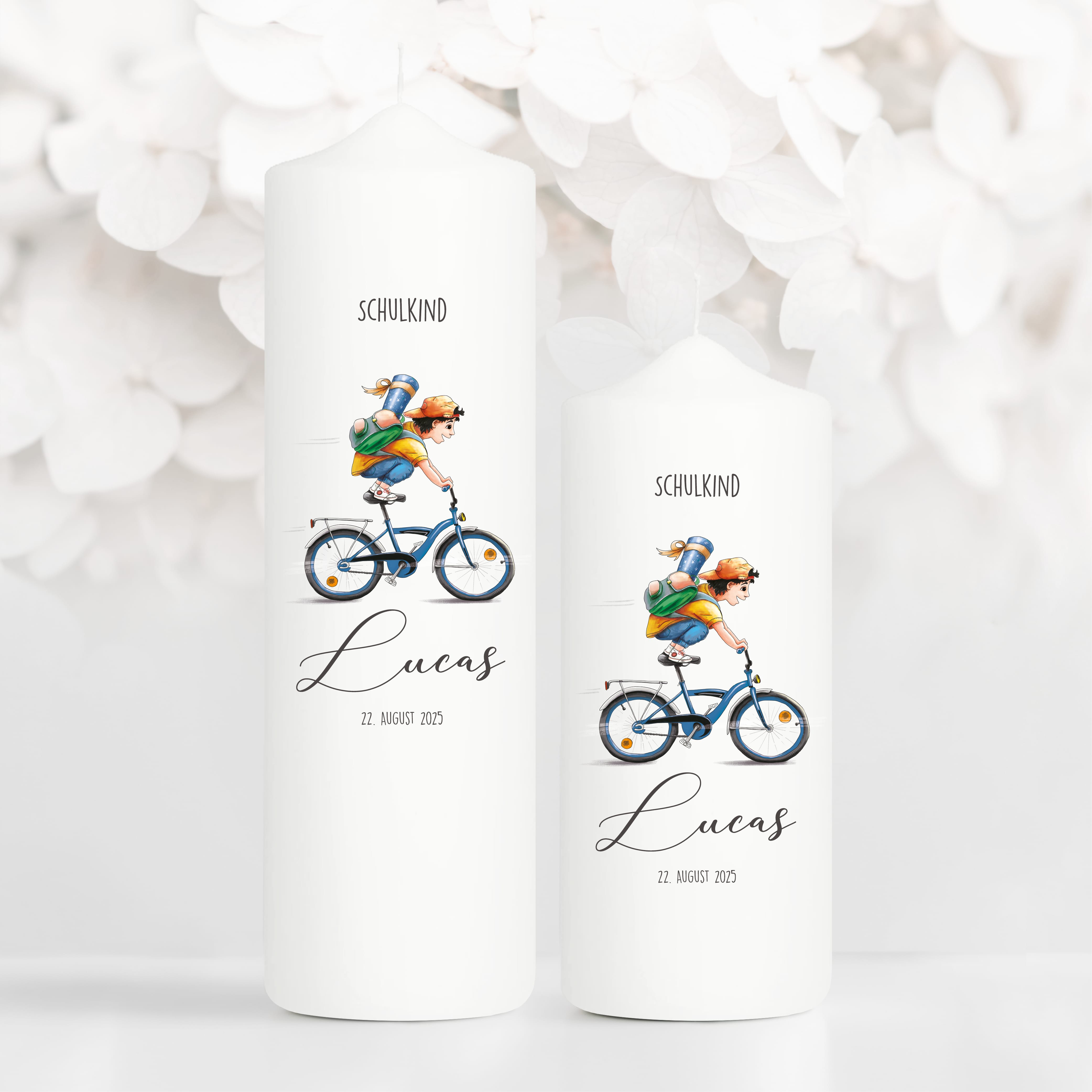 Auf dem Bild ist das Produkt: Geschenk zur Einschulung Kerze Junge auf Fahrrad personalisiert mit Namen und Datum anpassbares Einschulungsgeschenk Jungen zum Preis von €6.4 abgebildet.