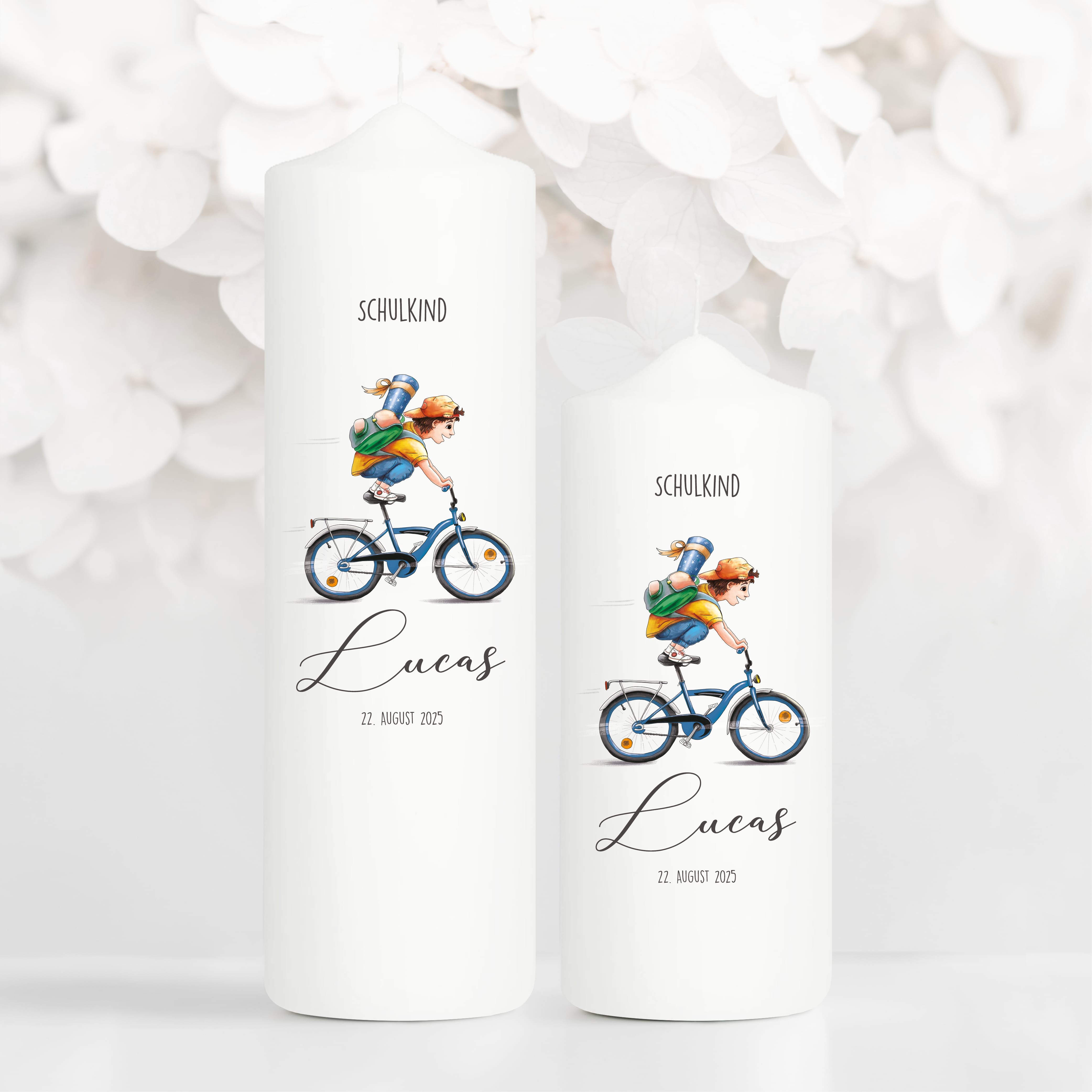 Auf dem Bild ist das Produkt: Geschenk zur Einschulung Kerze Junge auf Fahrrad personalisiert mit Namen und Datum anpassbares Einschulungsgeschenk Jungen zum Preis von €6.4 abgebildet.