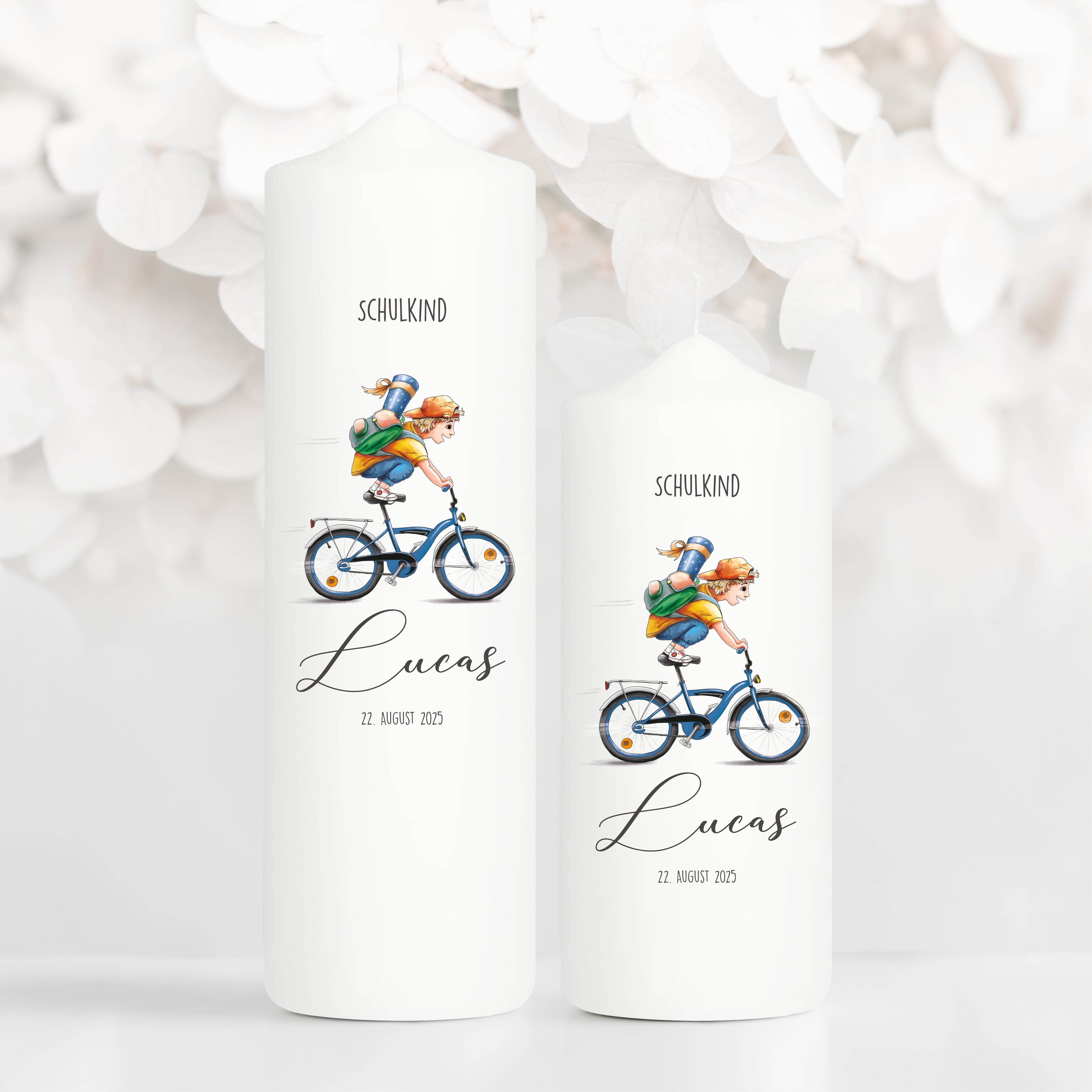 Auf dem Bild ist das Produkt: Geschenk zur Einschulung Kerze Junge auf Fahrrad personalisiert mit Namen und Datum anpassbares Einschulungsgeschenk Jungen zum Preis von €6.4 abgebildet.