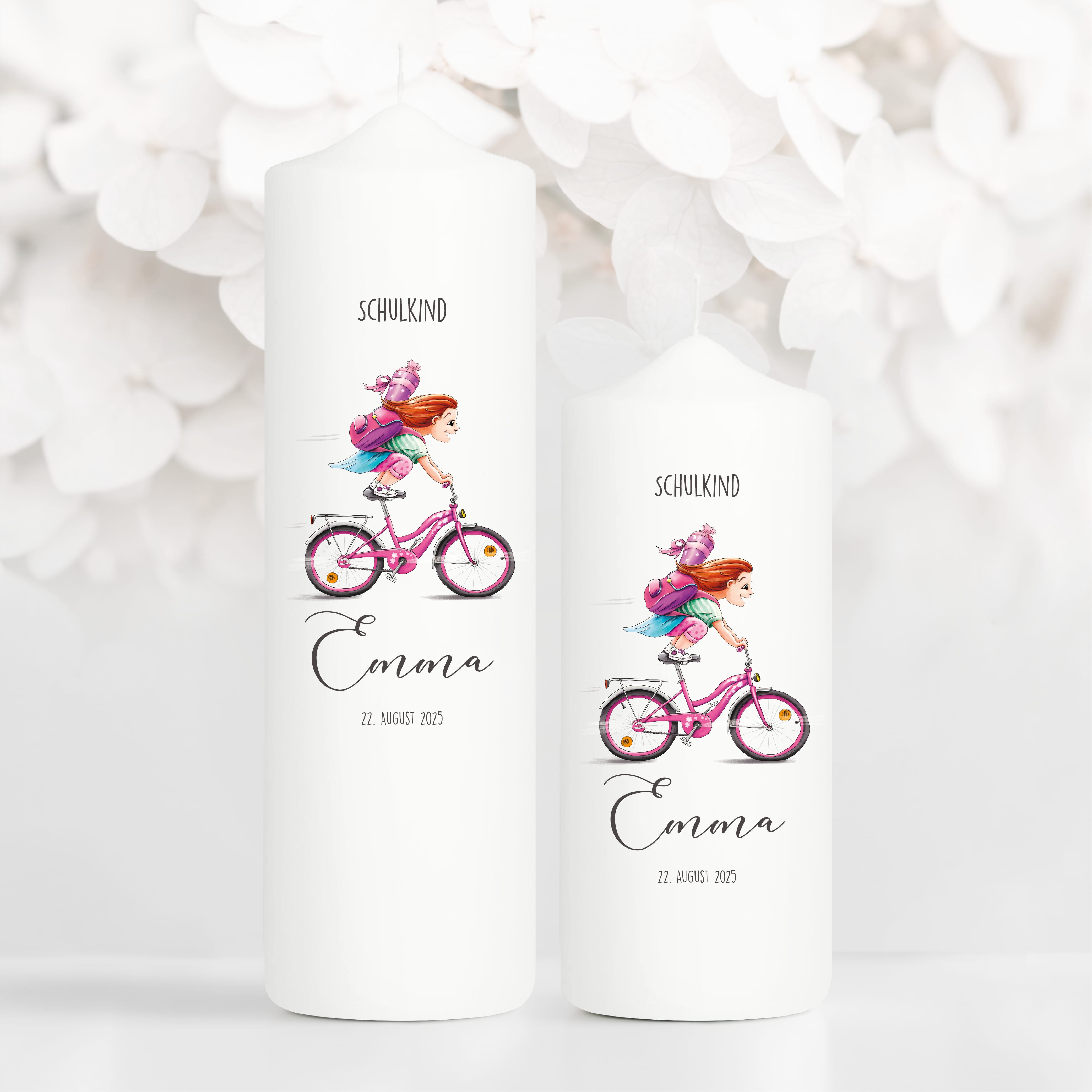 Auf dem Bild ist das Produkt: Anpassbare Kerze Mädchen auf Fahrrad personalisiert mit Namen und Datum Einschulungsgeschenk Geschenk zur Einschulung zum Preis von €6.4 abgebildet.