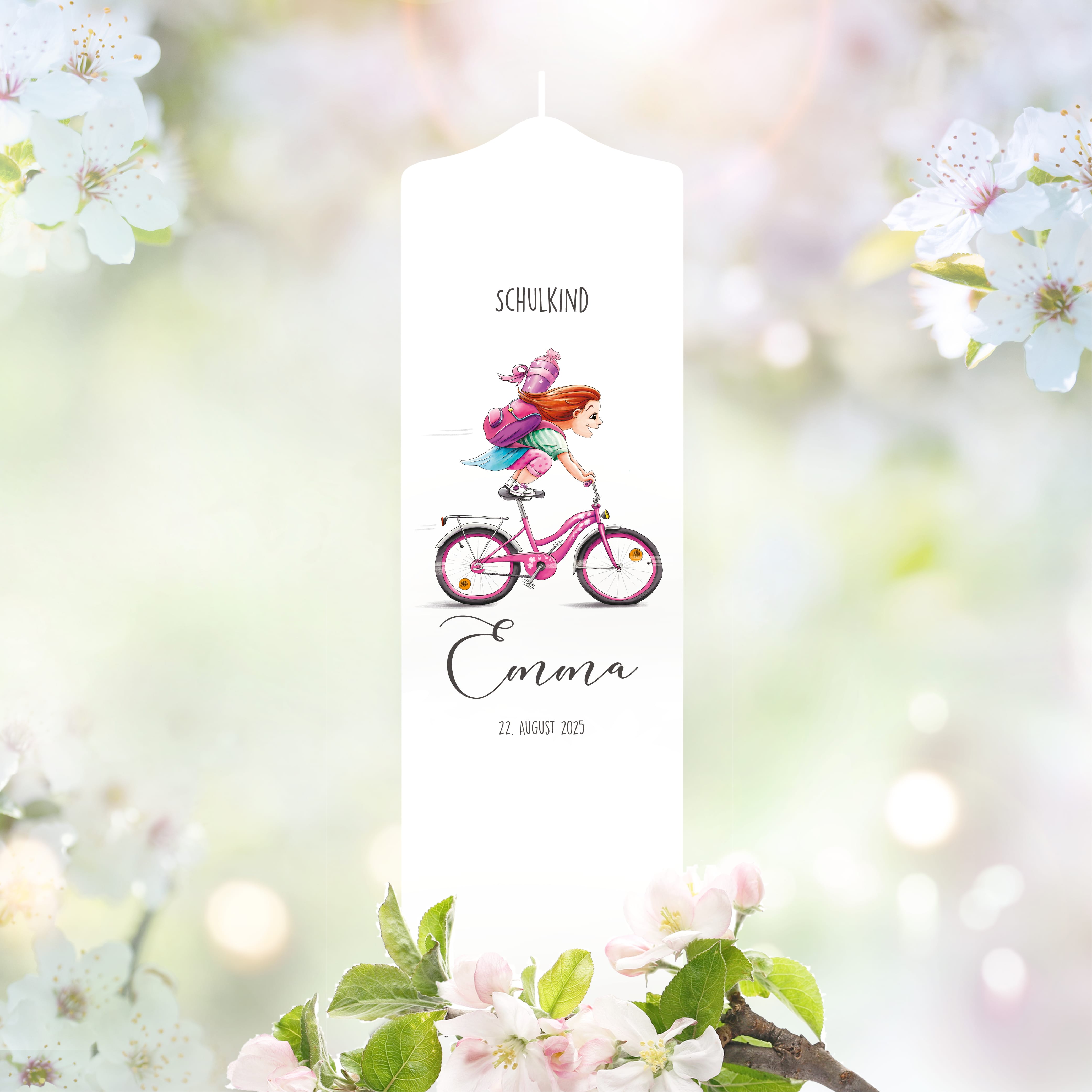 Auf dem Bild ist das Produkt: Anpassbare Kerze Mädchen auf Fahrrad personalisiert mit Namen und Datum Einschulungsgeschenk Geschenk zur Einschulung zum Preis von €6.4 abgebildet.