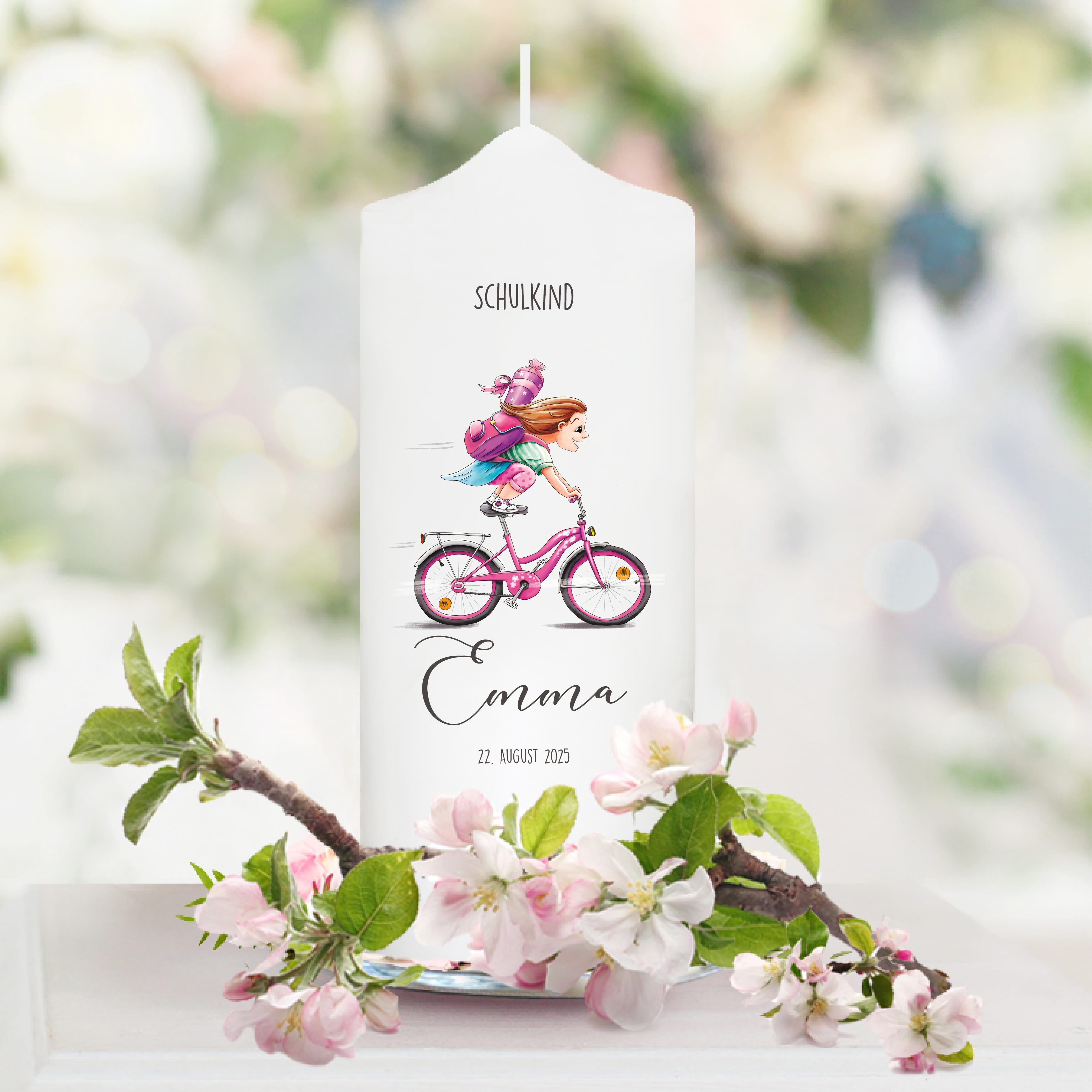 Auf dem Bild ist das Produkt: Anpassbare Kerze Mädchen auf Fahrrad personalisiert mit Namen und Datum Einschulungsgeschenk Geschenk zur Einschulung zum Preis von €6.4 abgebildet.