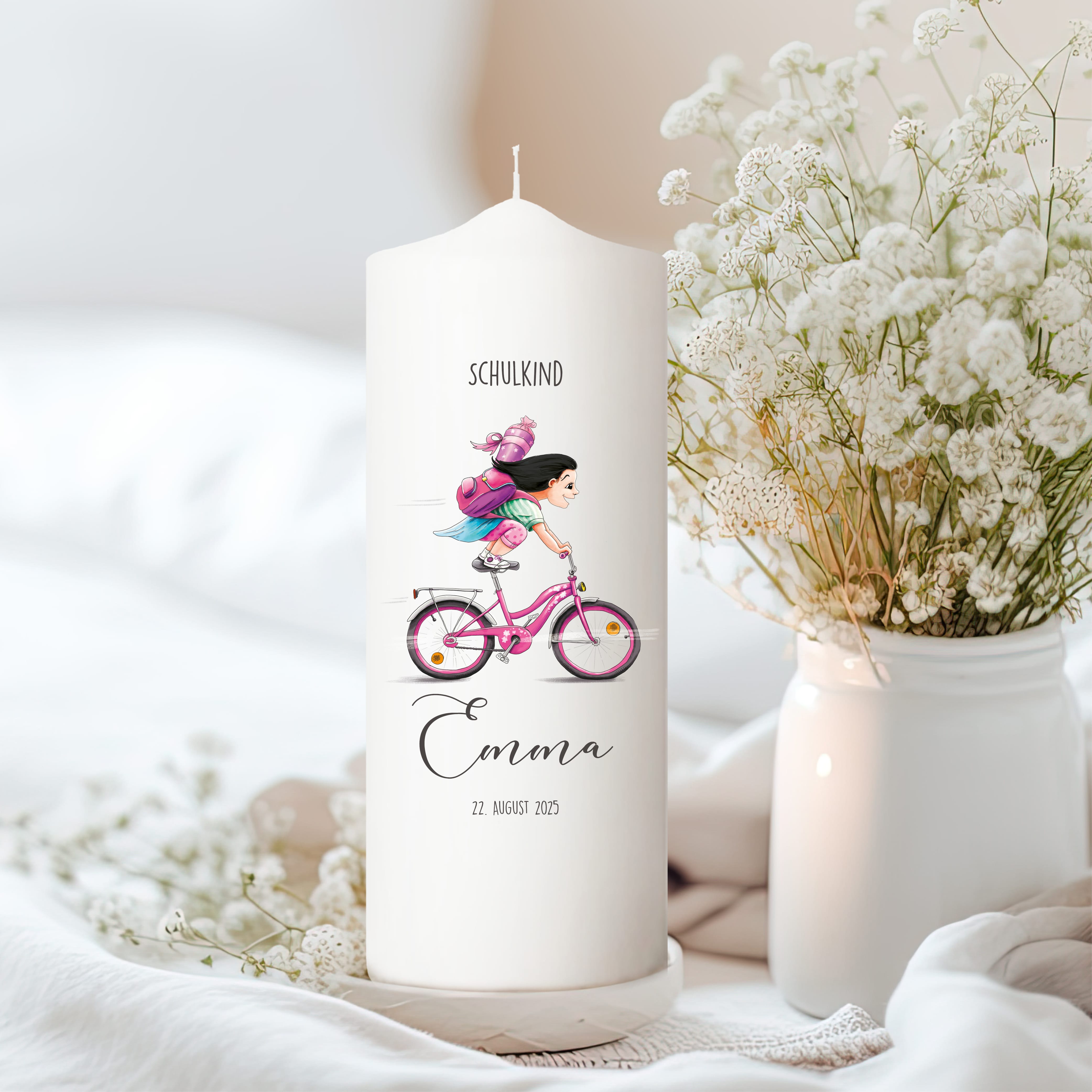 Auf dem Bild ist das Produkt: Anpassbare Kerze Mädchen auf Fahrrad personalisiert mit Namen und Datum Einschulungsgeschenk Geschenk zur Einschulung zum Preis von €6.4 abgebildet.