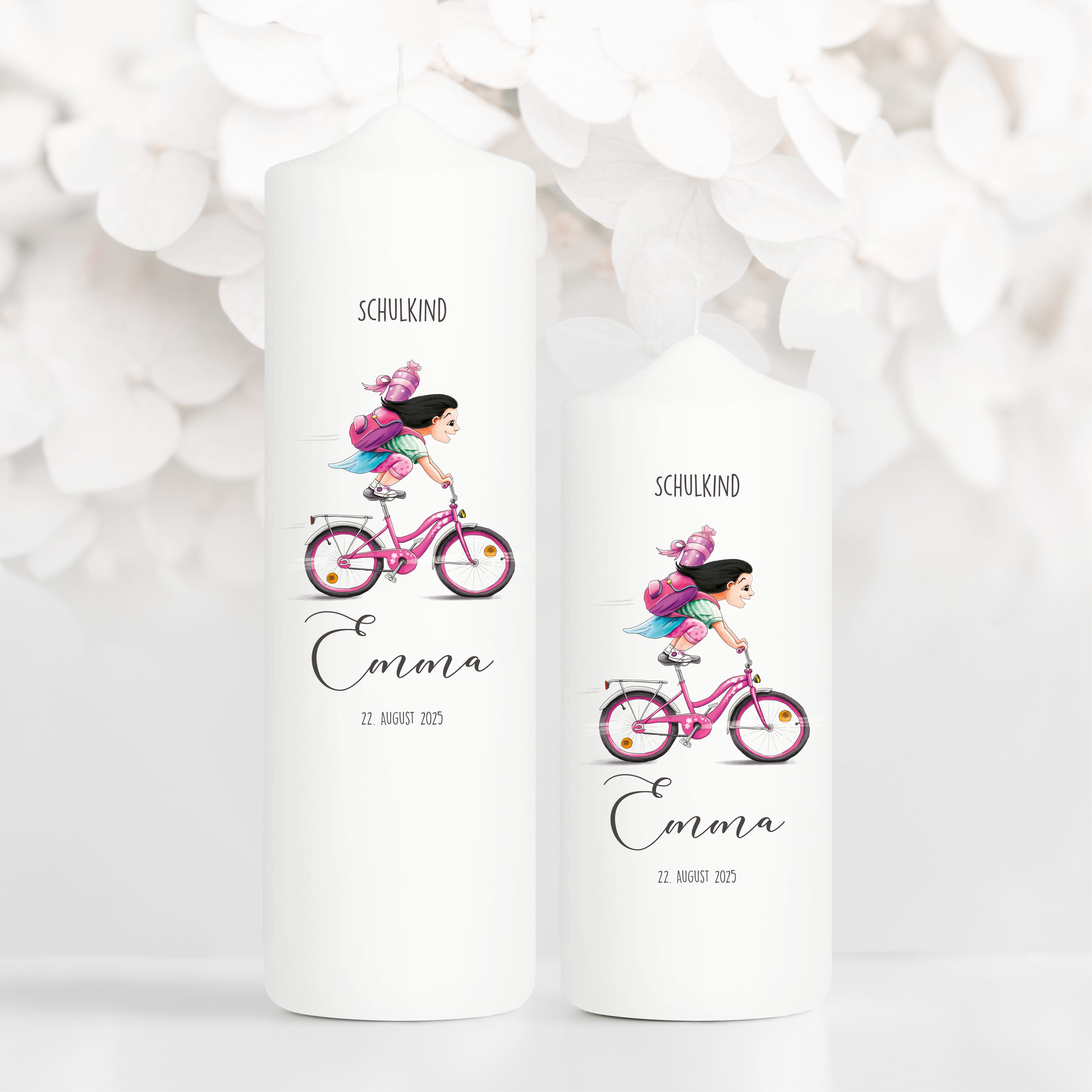 Auf dem Bild ist das Produkt: Anpassbare Kerze Mädchen auf Fahrrad personalisiert mit Namen und Datum Einschulungsgeschenk Geschenk zur Einschulung zum Preis von €6.4 abgebildet.