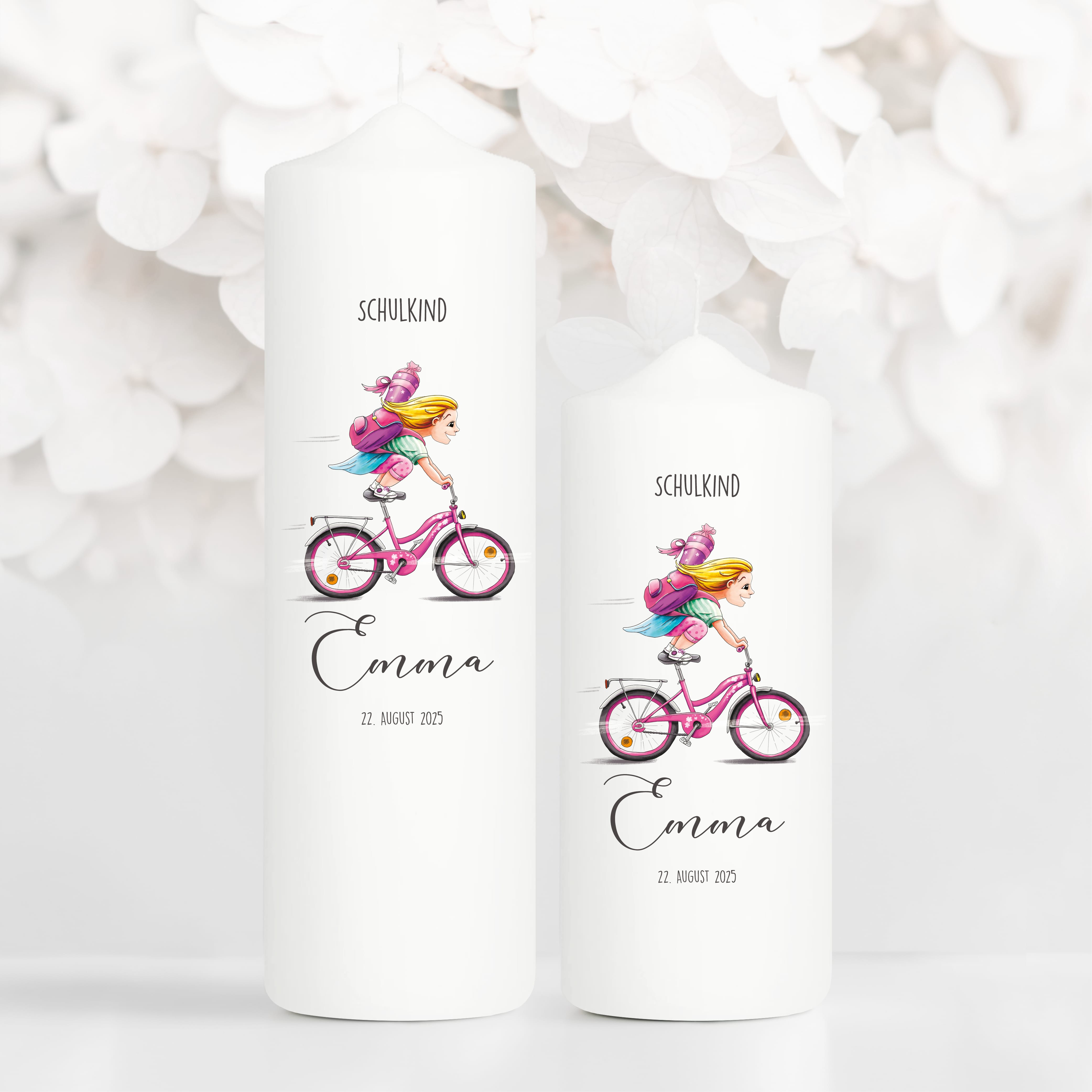 Auf dem Bild ist das Produkt: Anpassbare Kerze Mädchen auf Fahrrad personalisiert mit Namen und Datum Einschulungsgeschenk Geschenk zur Einschulung zum Preis von €6.4 abgebildet.