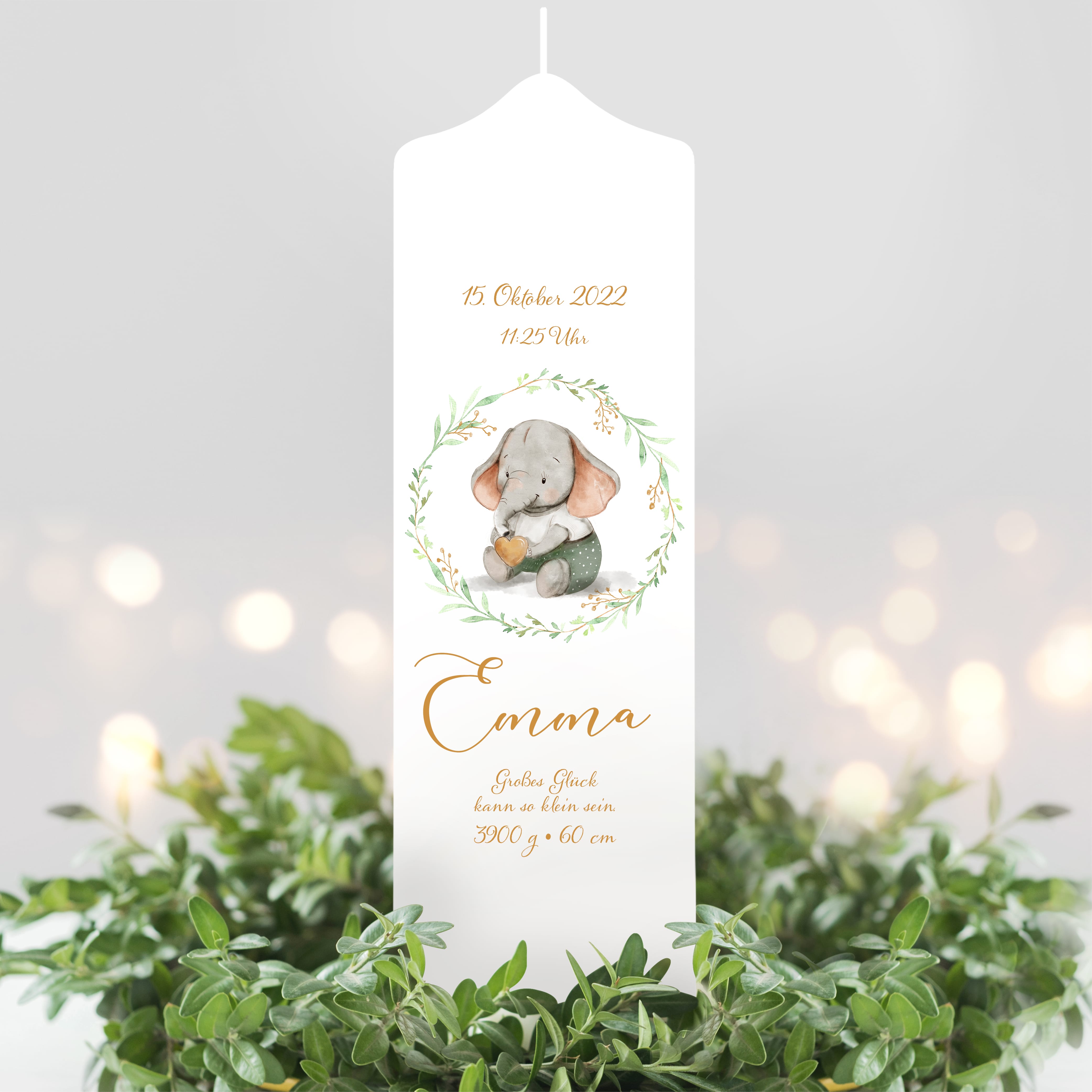 Auf dem Bild ist das Produkt: Taufkerze oder Kerze zur Geburt Junge Mädchen Elefant mit Blätterkranz pastell mit Namen, Datum Uhrzeit, Gewicht, Größe und Spruch zum Preis von €5.90 abgebildet.