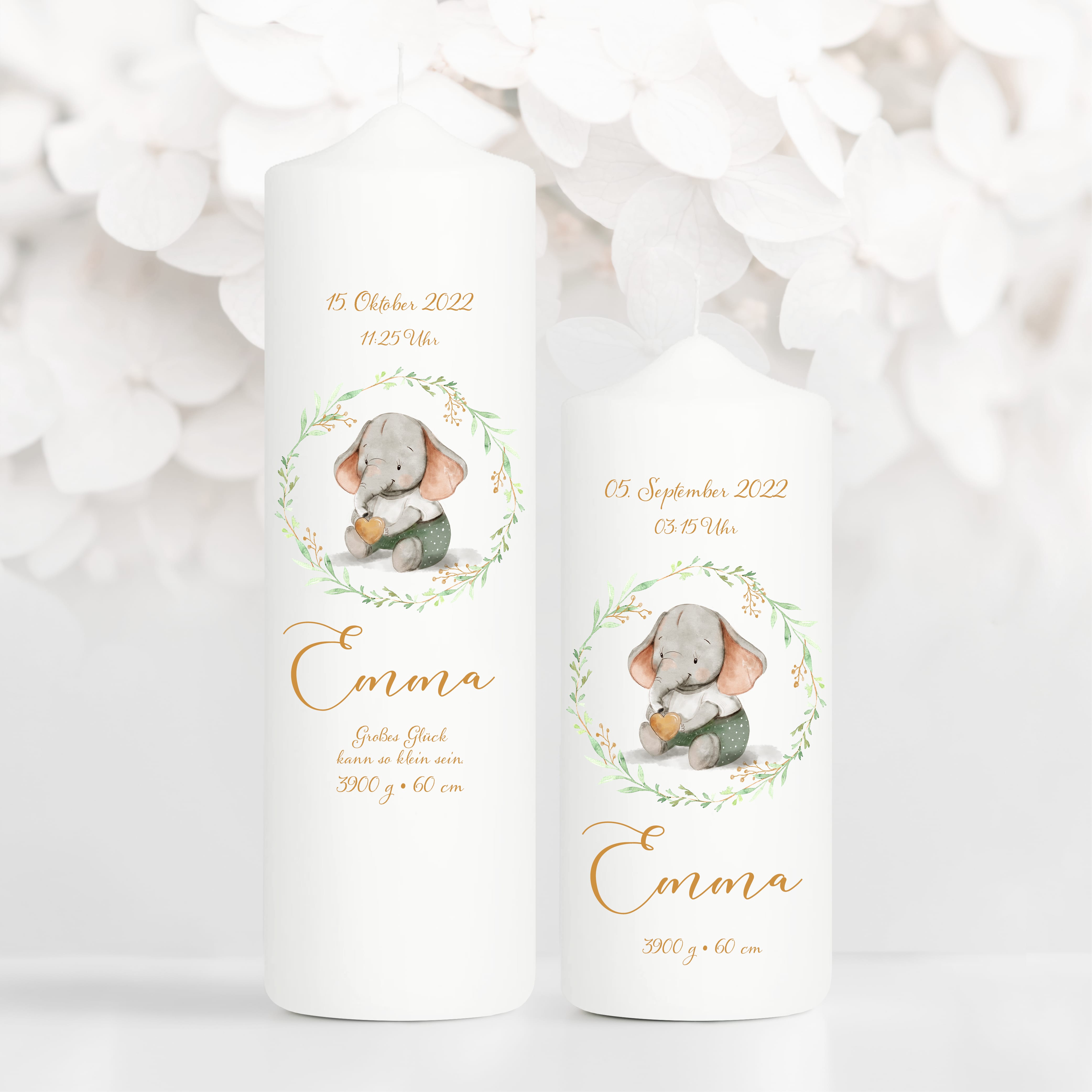 Auf dem Bild ist das Produkt: Taufkerze oder Kerze zur Geburt Junge Mädchen Elefant mit Blätterkranz pastell mit Namen, Datum Uhrzeit, Gewicht, Größe und Spruch zum Preis von €5.90 abgebildet.