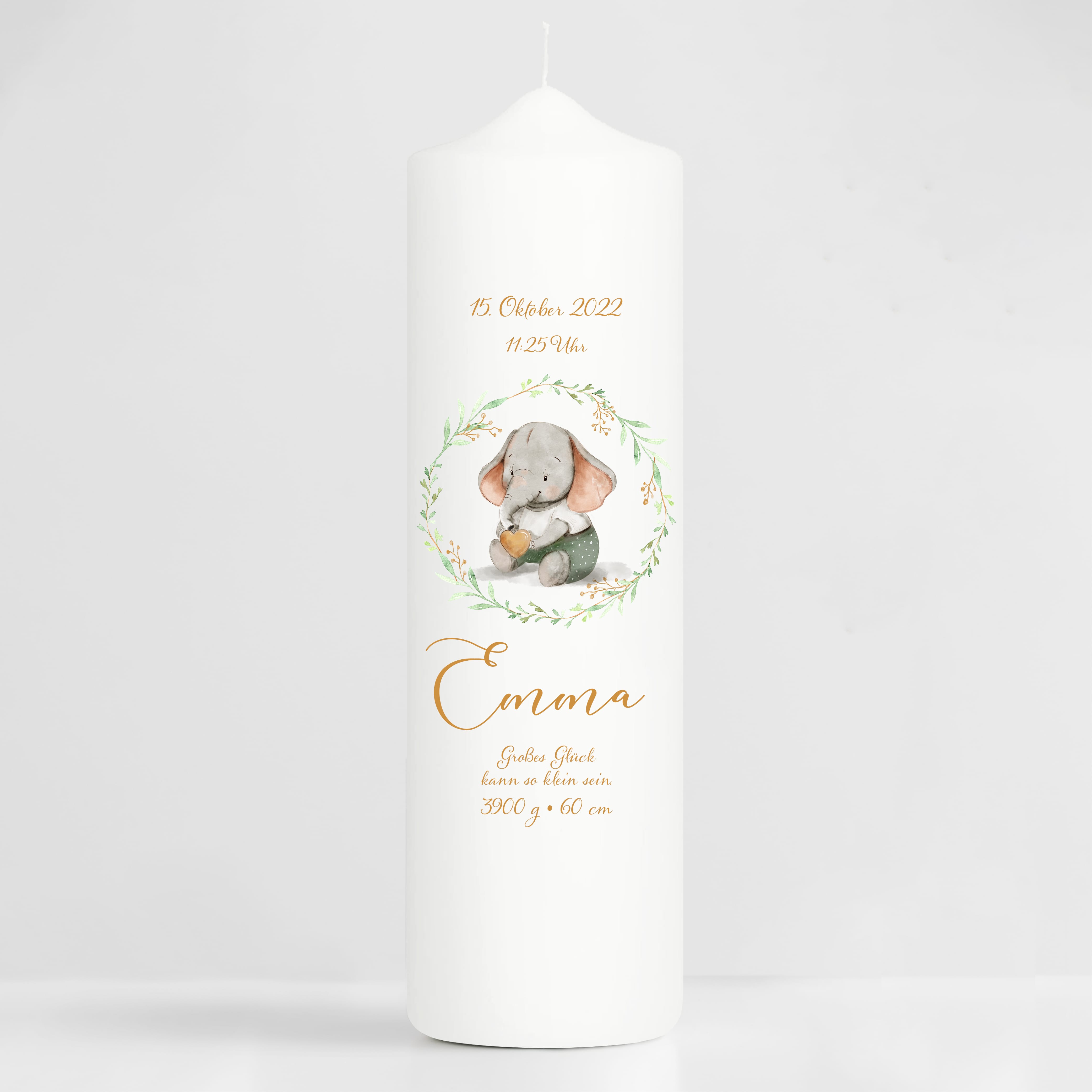 Auf dem Bild ist das Produkt: Taufkerze oder Kerze zur Geburt Junge Mädchen Elefant mit Blätterkranz pastell mit Namen, Datum Uhrzeit, Gewicht, Größe und Spruch zum Preis von €5.90 abgebildet.
