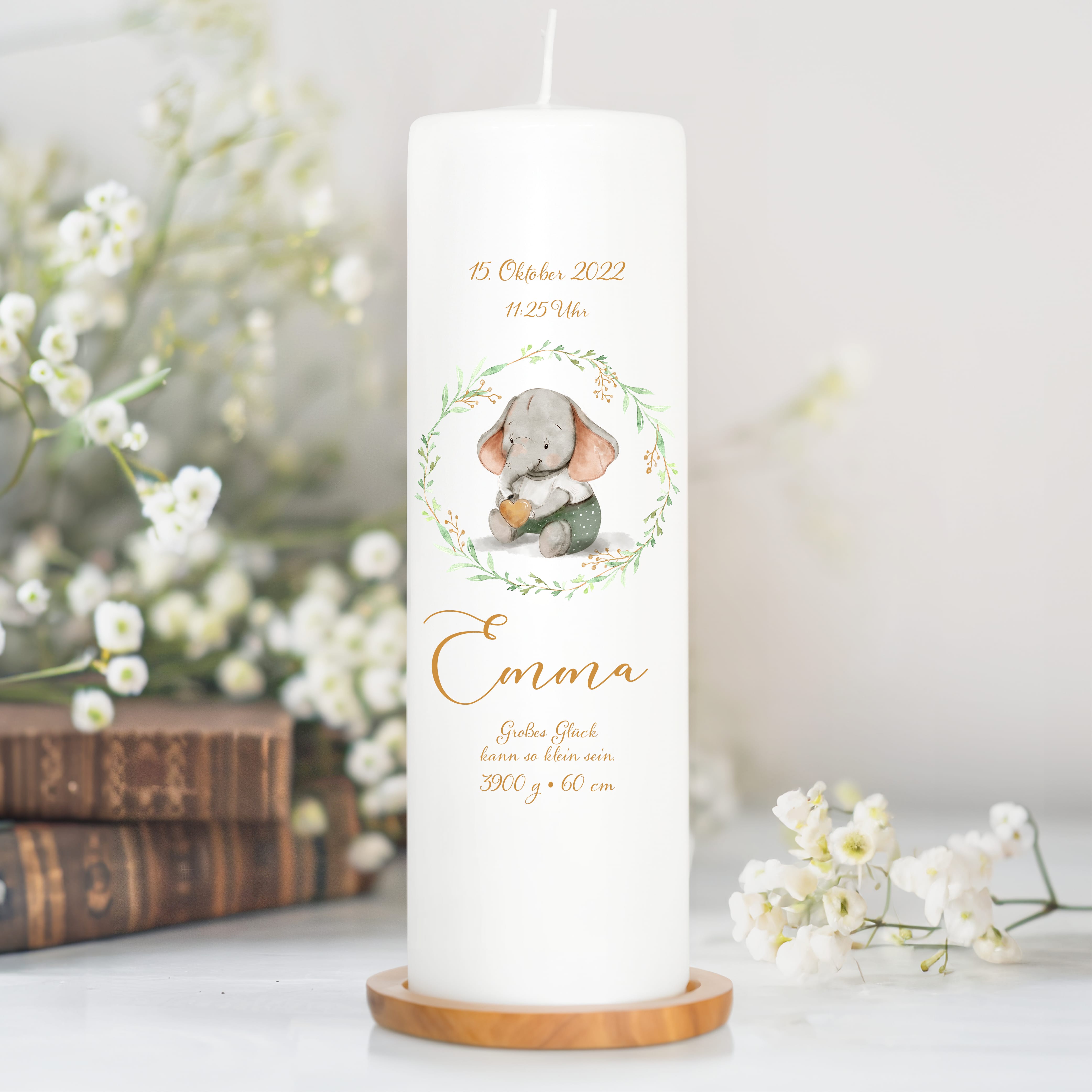 Auf dem Bild ist das Produkt: Taufkerze oder Kerze zur Geburt Junge Mädchen Elefant mit Blätterkranz pastell mit Namen, Datum Uhrzeit, Gewicht, Größe und Spruch zum Preis von €5.90 abgebildet.