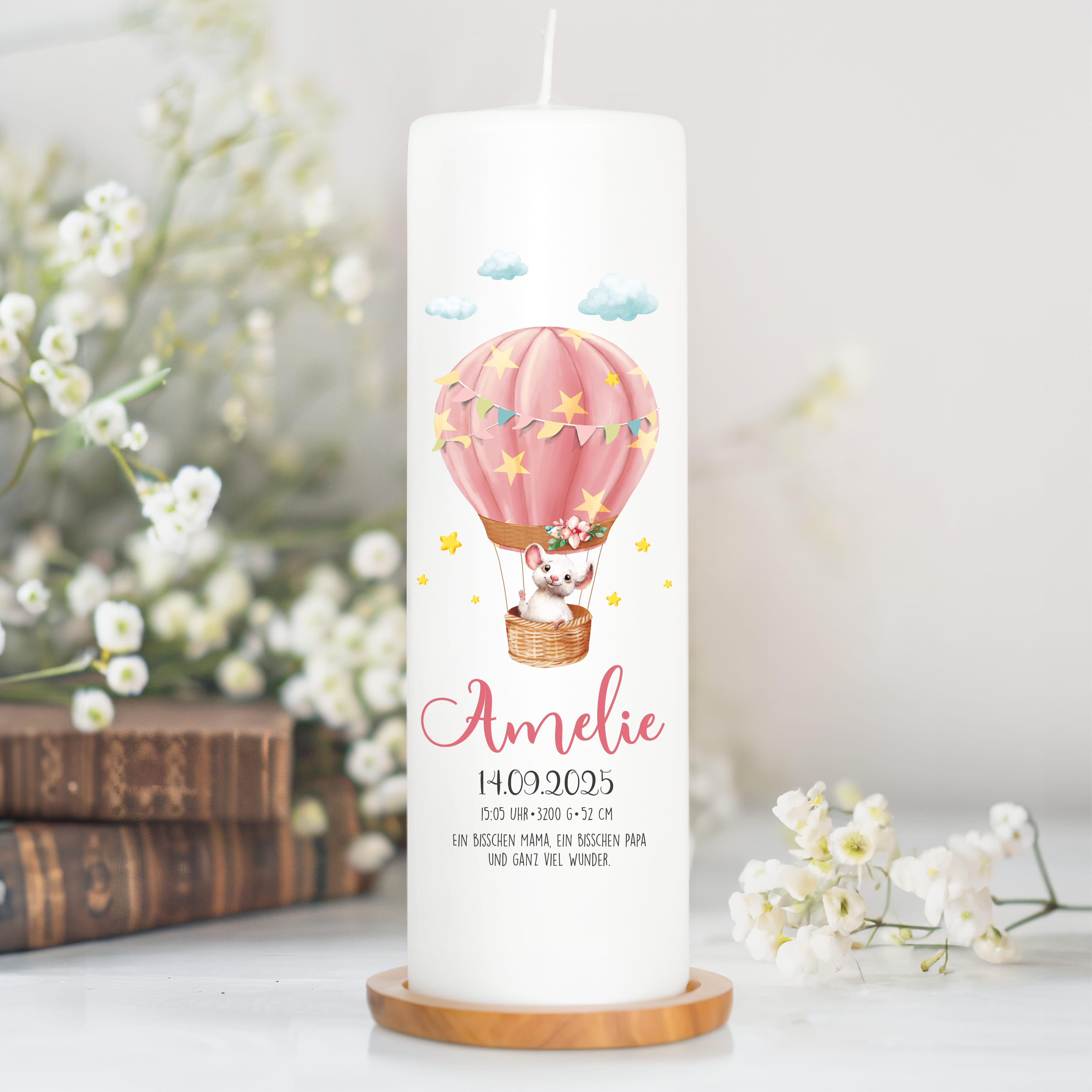 Auf dem Bild ist das Produkt: Taufkerze oder Kerze zur Geburt Mädchen mit Maus im Heißluftballon pastell mit Namen Datum Uhrzeit Gewicht zum Preis von €5.90 abgebildet.