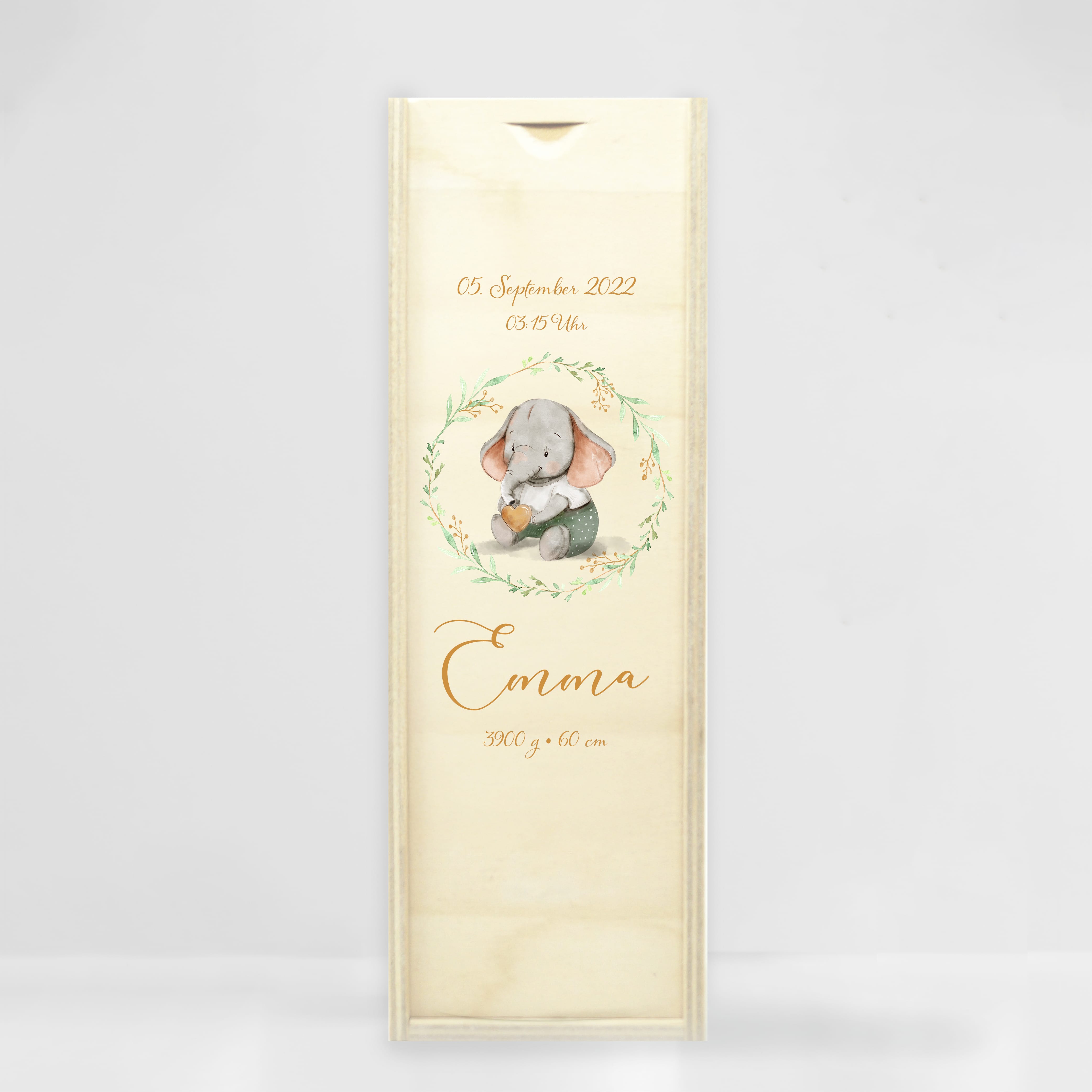 Auf dem Bild ist das Produkt: Taufkerze oder Kerze zur Geburt Junge Mädchen Elefant mit Blätterkranz pastell mit Namen, Datum Uhrzeit, Gewicht, Größe und Spruch zum Preis von €5.90 abgebildet.