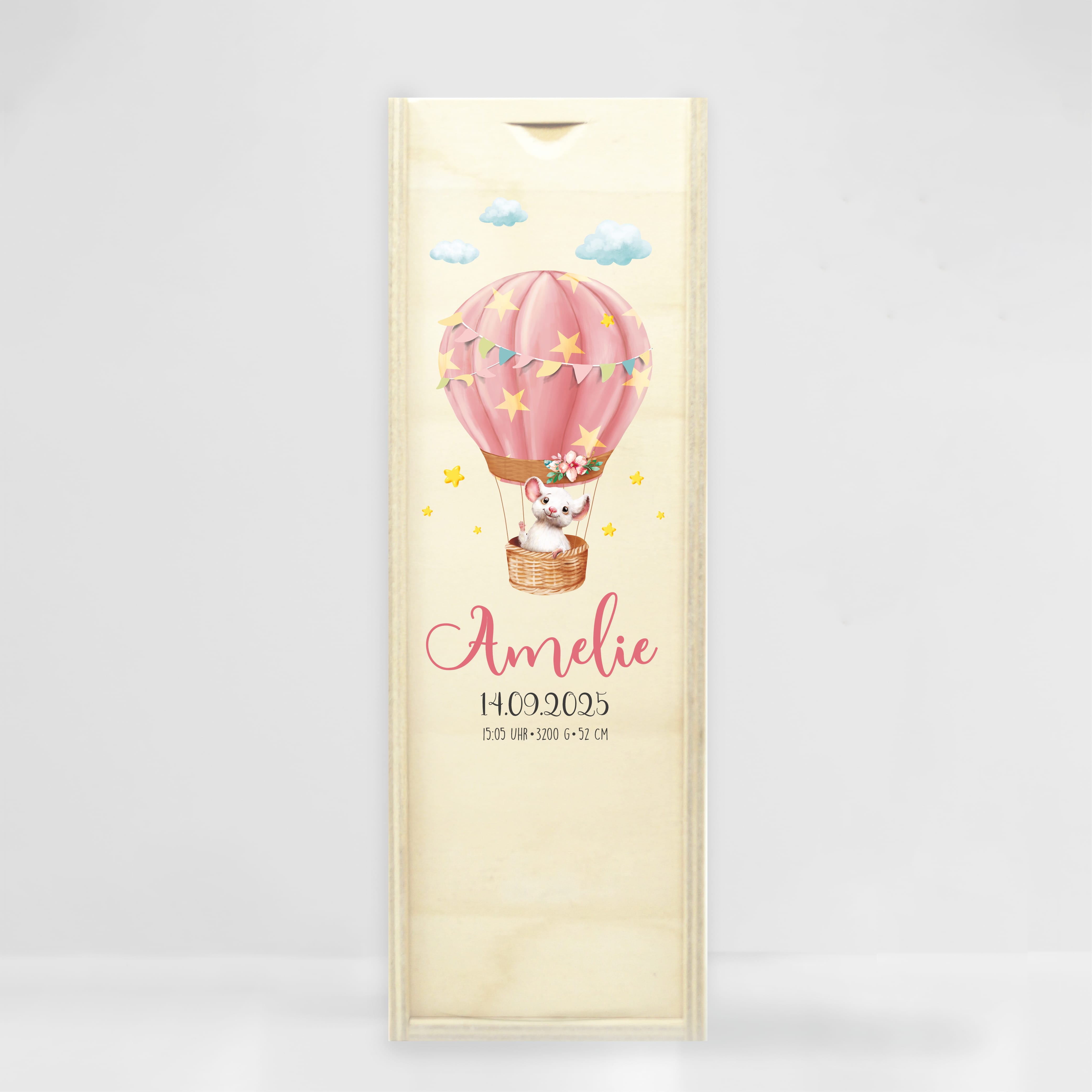 Auf dem Bild ist das Produkt: Taufkerze oder Kerze zur Geburt Mädchen mit Maus im Heißluftballon pastell mit Namen Datum Uhrzeit Gewicht zum Preis von €5.90 abgebildet.