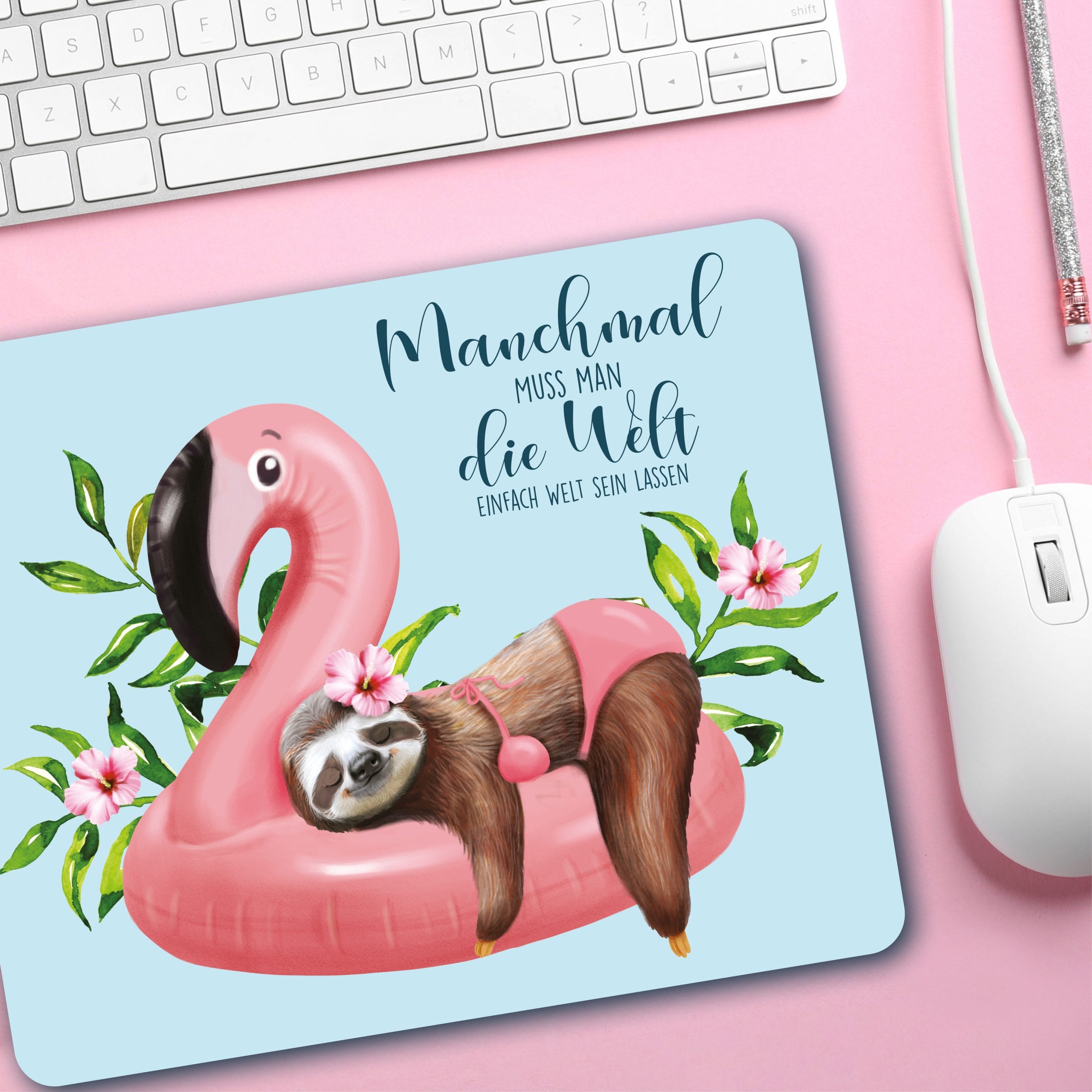 Auf dem Bild ist das Produkt: Mauspad Mousepad Faultier und Flamingo mit Spruch Home-Office-Dekor Büro Mitarbeitergeschenk zum Preis von €14.9 abgebildet.