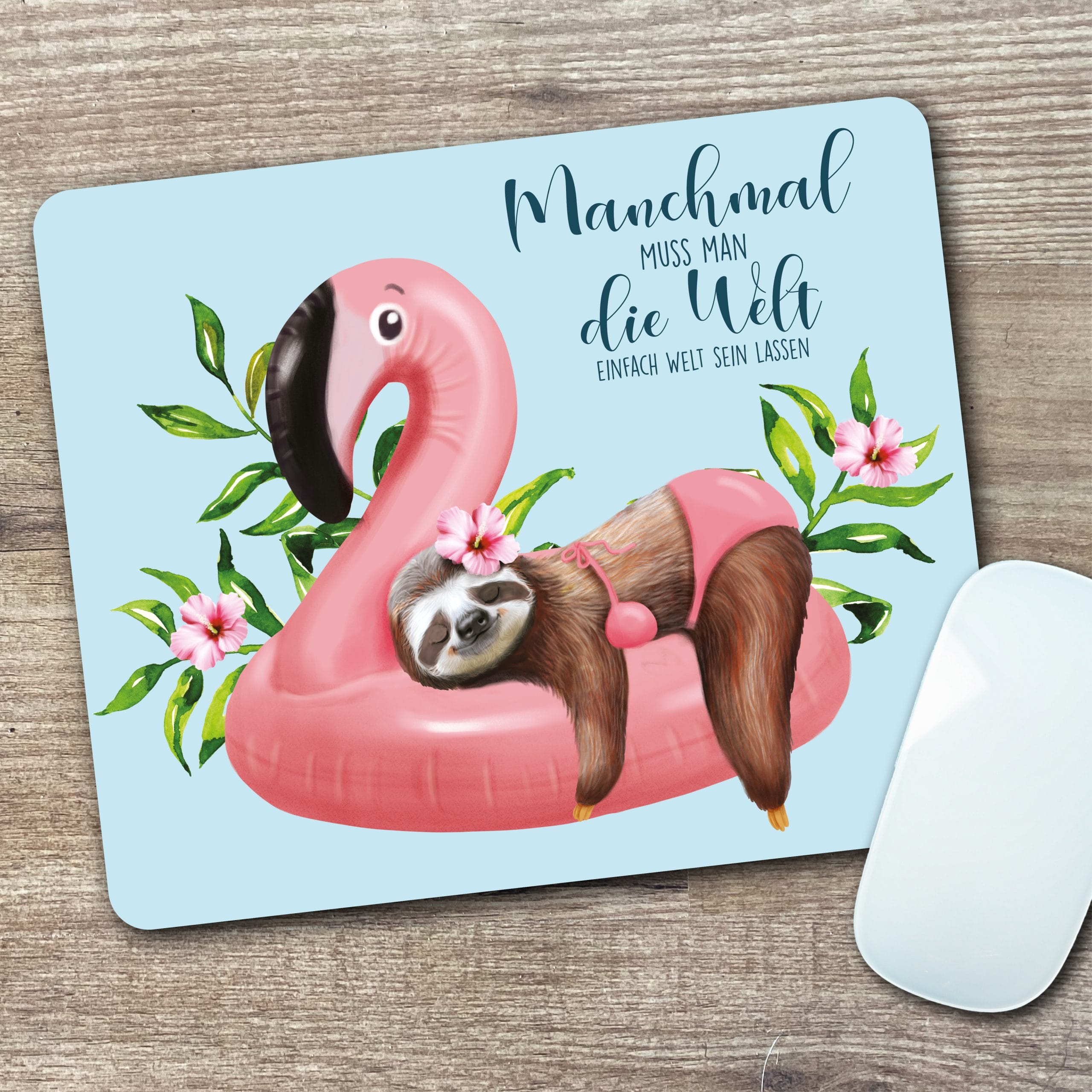 Auf dem Bild ist das Produkt: Mauspad Mousepad Faultier und Flamingo mit Spruch Home-Office-Dekor Büro Mitarbeitergeschenk zum Preis von €14.9 abgebildet.