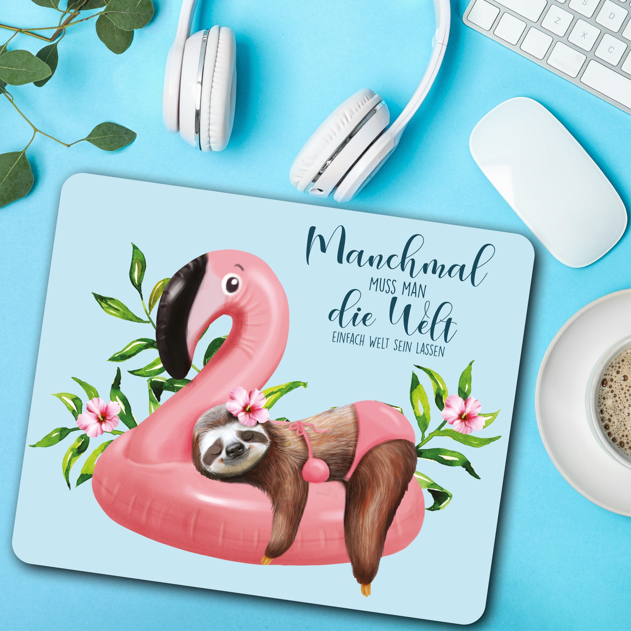 Auf dem Bild ist das Produkt: Mauspad Mousepad Faultier und Flamingo mit Spruch Home-Office-Dekor Büro Mitarbeitergeschenk zum Preis von €14.9 abgebildet.