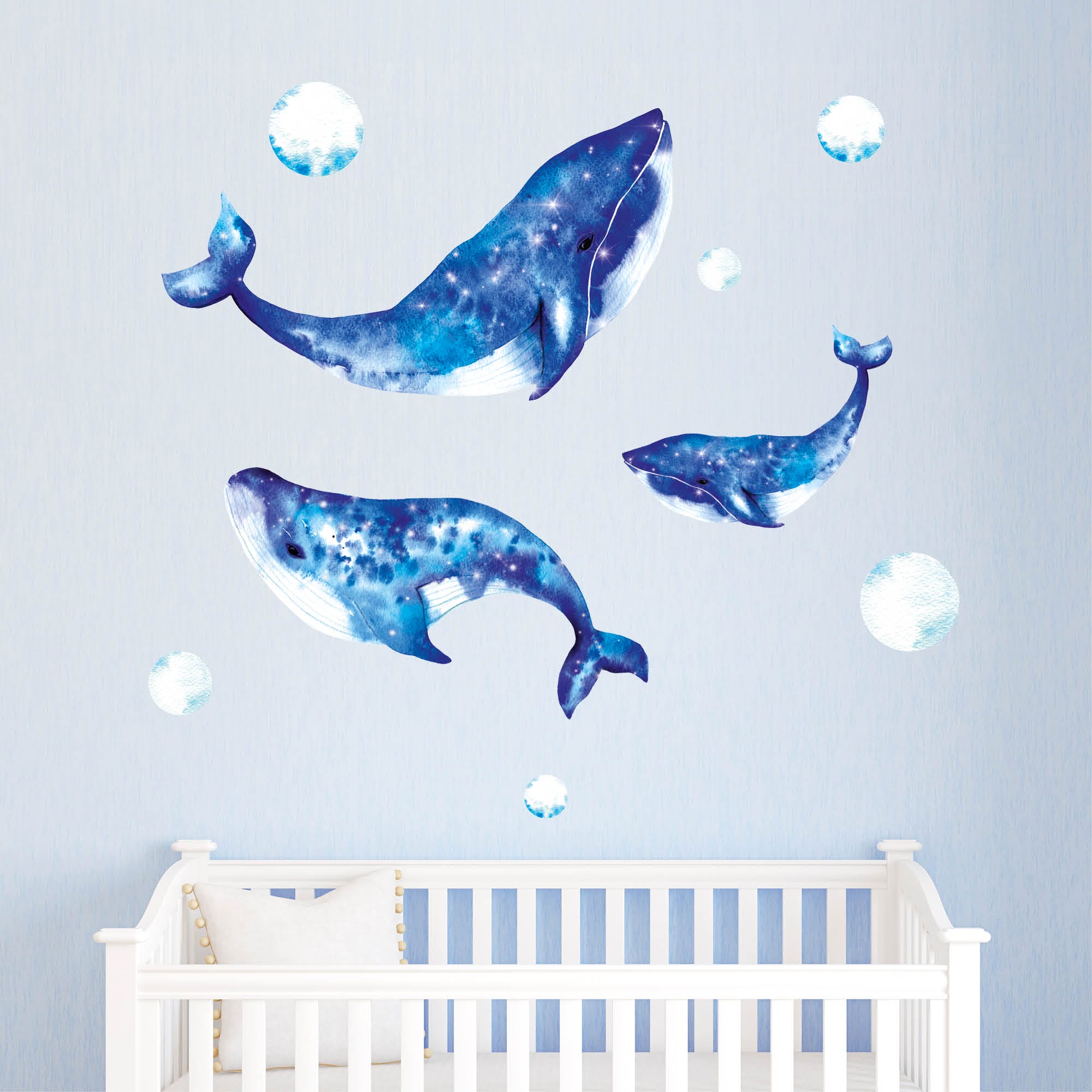 Auf dem Bild ist das Produkt: Wandtattoo Kinderzimmer aquarellierte Wale Blasen Dekoration Babyzimmer Badezimmer zum Preis von €29.9 abgebildet.