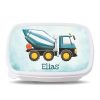Auf dem Bild ist das Produkt: personalisierbare Brotdose blau weißer Mischer Betonmischer Auto mit Wunschnamen Schule Geschenk Einschulung Geburtstag zum Preis von €19.90 abgebildet.