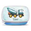 Auf dem Bild ist das Produkt: personalisierbare Brotdose blau weißer Mischer Betonmischer Auto mit Wunschnamen Schule Geschenk Einschulung Geburtstag zum Preis von €19.90 abgebildet.
