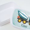 Auf dem Bild ist das Produkt: personalisierbare Brotdose blau weißer Mischer Betonmischer Auto mit Wunschnamen Schule Geschenk Einschulung Geburtstag zum Preis von €19.90 abgebildet.