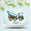 Auf dem Bild ist das Produkt: personalisierbare Brotdose blau weißer Mischer Betonmischer Auto mit Wunschnamen Schule Geschenk Einschulung Geburtstag zum Preis von €19.90 abgebildet.