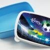 Auf dem Bild ist das Produkt: Brotdose Fußball Fußballer blau personalisiert mit Wunschnamen Schule Geschenk Einschulung, Geschenk Geburtstag, Einschulungsgeschenk zum Preis von €19.9 abgebildet.