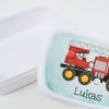 Auf dem Bild ist das Produkt: Brotdose rotes Feuerwehrauto personalisiert mit Wunschnamen Schule Geschenk Einschulung, Geschenk Geburtstag zum Preis von €19.90 abgebildet.