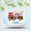 Auf dem Bild ist das Produkt: Brotdose rotes Feuerwehrauto personalisiert mit Wunschnamen Schule Geschenk Einschulung, Geschenk Geburtstag zum Preis von €19.90 abgebildet.