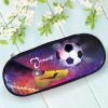 Auf dem Bild ist das Produkt: Personalisierte Federtasche Stiftebox Schlampermäppchen Fußball und Fußballschuh Wunschname Einschulung Schule zum Preis von €19.9 abgebildet.