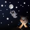 Auf dem Bild ist das Produkt: Leuchtaufkleber schwebender Astronaut Mond Weltall, leuchtende und fluoreszierende Sterne, leuchten im Dunklen zum Preis von €16.9 abgebildet.