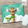 Mauspad Mousepad Giraffe mit Schal, personalisiert mit Wunschname, Weihnachtsgeschenk Auf dem Bild ist das Produkt: Mauspad Mousepad Giraffe mit Schal, personalisiert mit Wunschname, Weihnachtsgeschenk zum Preis von €14.9 abgebildet.