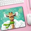 Mauspad Mousepad Giraffe mit Schal, personalisiert mit Wunschname, Weihnachtsgeschenk Auf dem Bild ist das Produkt: Mauspad Mousepad Giraffe mit Schal, personalisiert mit Wunschname, Weihnachtsgeschenk zum Preis von €14.9 abgebildet.