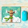 Mauspad Mousepad Giraffe mit Schal, personalisiert mit Wunschname, Weihnachtsgeschenk Auf dem Bild ist das Produkt: Mauspad Mousepad Giraffe mit Schal, personalisiert mit Wunschname, Weihnachtsgeschenk zum Preis von €14.9 abgebildet.