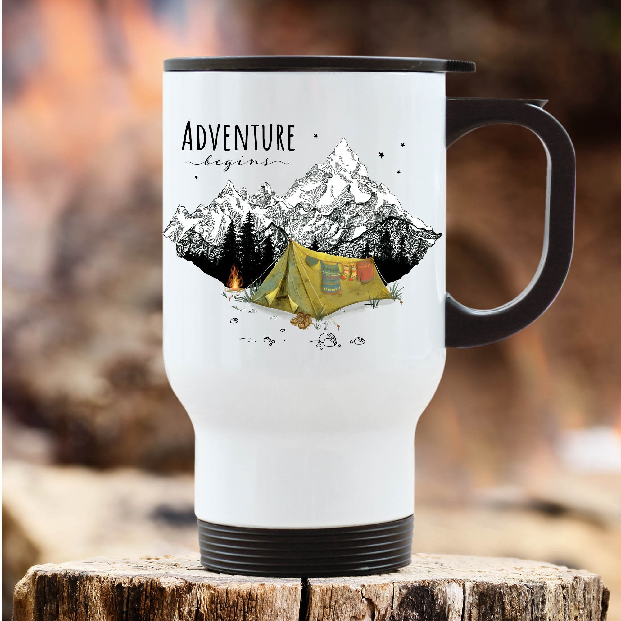 Edelstahl Thermobecher To Go mit Griff bedruckt Zelt und Berge Adventure begins Geschenk Geburtstag 390 ml Auf dem Bild ist das Produkt: Edelstahl Thermobecher To Go mit Griff bedruckt Zelt und Berge Adventure begins Geschenk Geburtstag 390 ml zum Preis von €21.9 abgebildet.