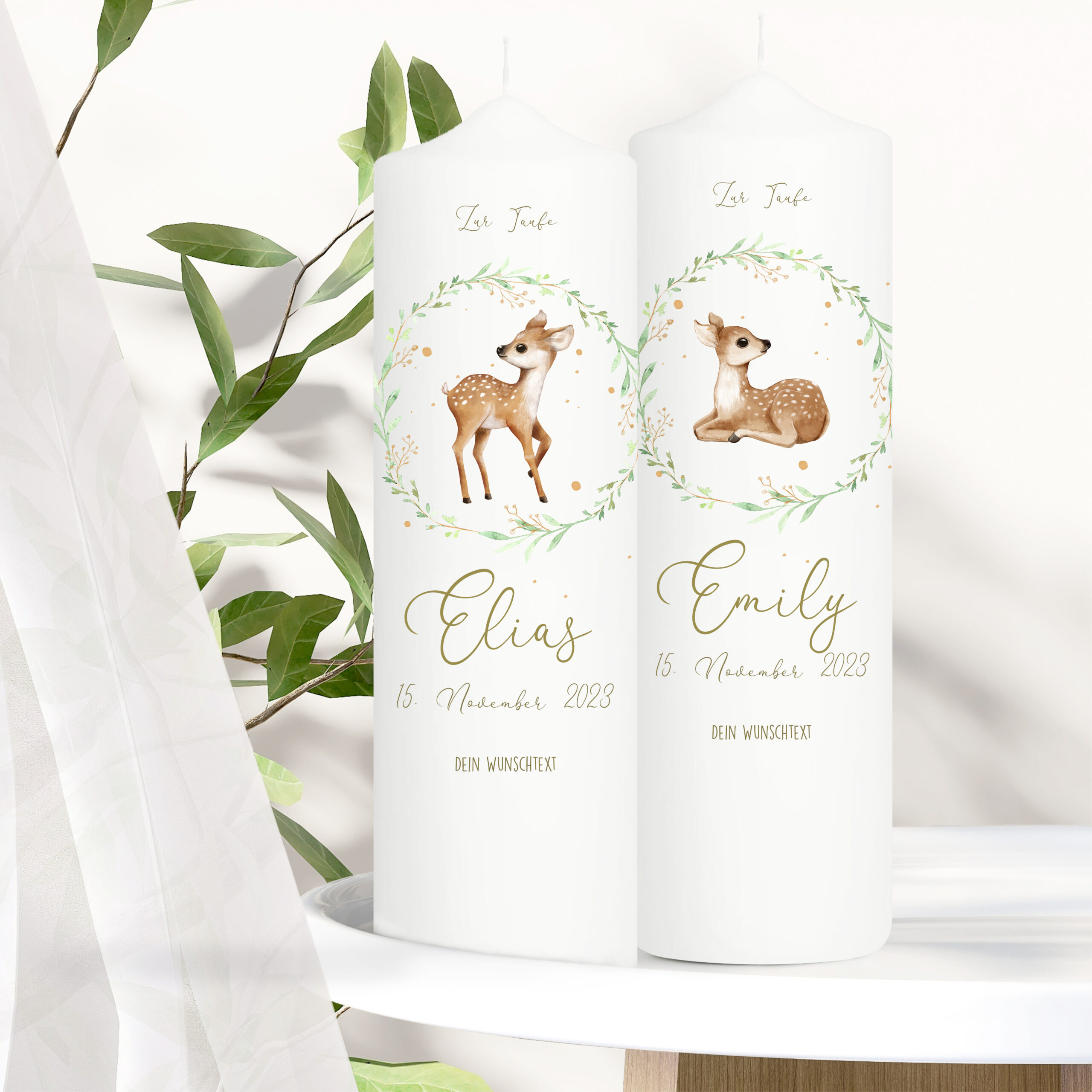 Auf dem Bild ist das Produkt: Taufkerze für Zwillinge Kerze zur Taufe oder Geburt mit Rehkitz im Kranz aus Gräsern mit Namen Datum Taufspruch zum Preis von €11.8 abgebildet.