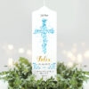 Auf dem Bild ist das Produkt: Taufkerze Junge Mädchen Baum Heiliges Kreuz blaue Blätter Kerze zur Taufe mit Namen, Datum und optionalen Taufspruch Jesuskreuz zum Preis von €5.90 abgebildet.