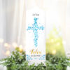 Auf dem Bild ist das Produkt: Taufkerze Junge Mädchen Baum Heiliges Kreuz blaue Blätter Kerze zur Taufe mit Namen, Datum und optionalen Taufspruch Jesuskreuz zum Preis von €5.90 abgebildet.